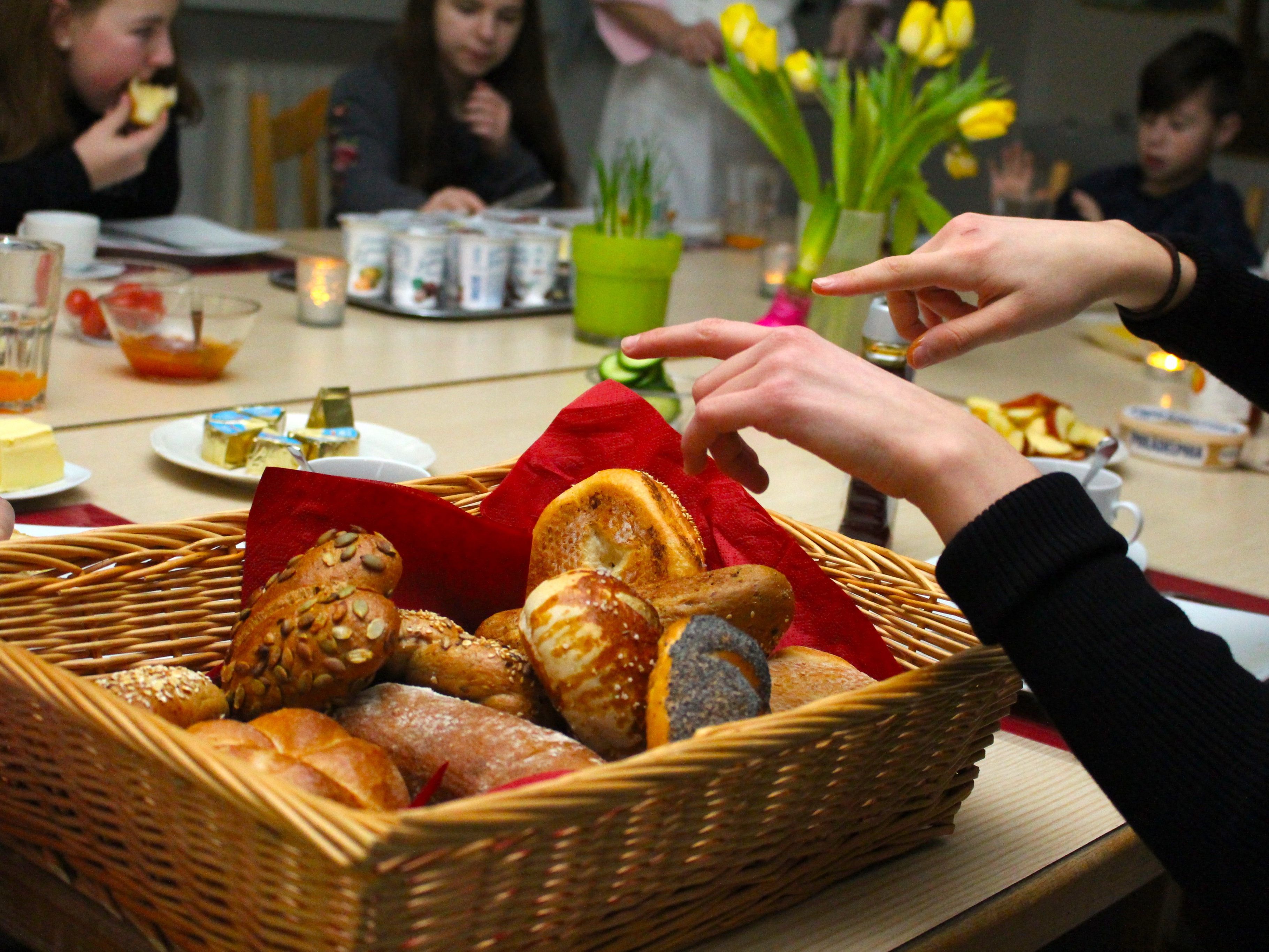 Frische Brötchen beim Frühstück in der NMS Kirchdorf.