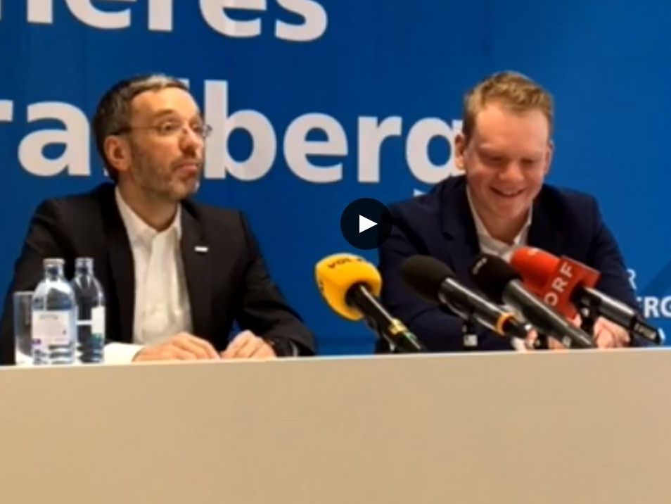 Landesparteiobmann Bitschi kann sich bei Kickls Kommentar zu den "Schwarz angemalten Grünen" ein Lächeln nicht verkneifen.