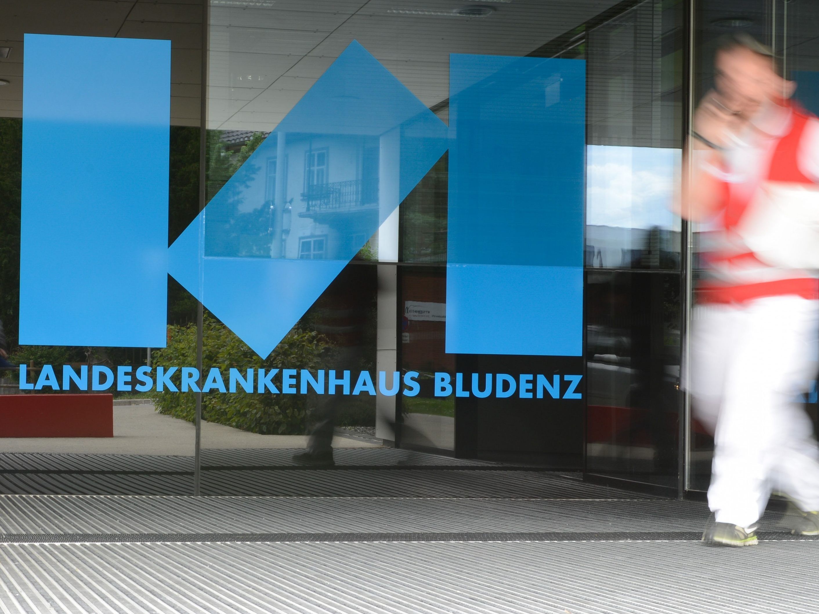 Ein 21-jähriger Schrunser erlitt schwere Gesichtsverletzungen. Ein 21-jähriger Schrunser erlitt schwere Gesichtsverletzungen.