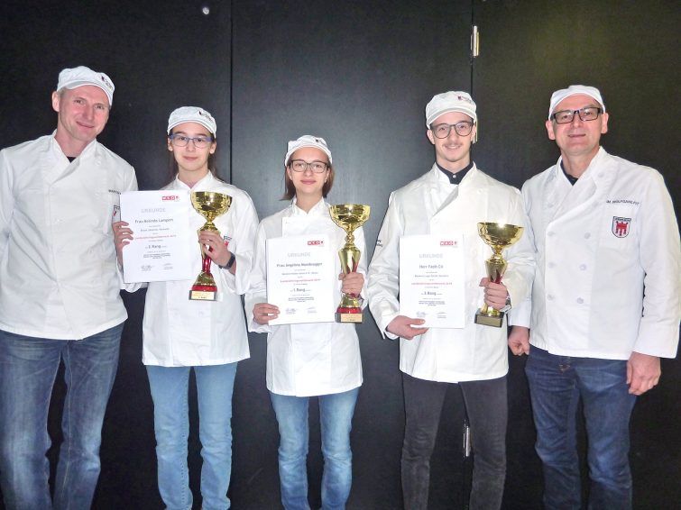 Lehrlingswart Martin Broger, die drei Erstplatzierten des Landeslehrlingswettbewerbs der Bäcker - Belinda Lampert, Angelina Moosbrugger und Fatih Cil - sowie Innungsmeister Wolfgang Fitz. Lehrlingswart Martin Broger, die drei Erstplatzierten des Landeslehrlingswettbewerbs der Bäcker - Belinda Lampert, Angelina Moosbrugger und Fatih Cil - sowie Innungsmeister Wolfgang Fitz.