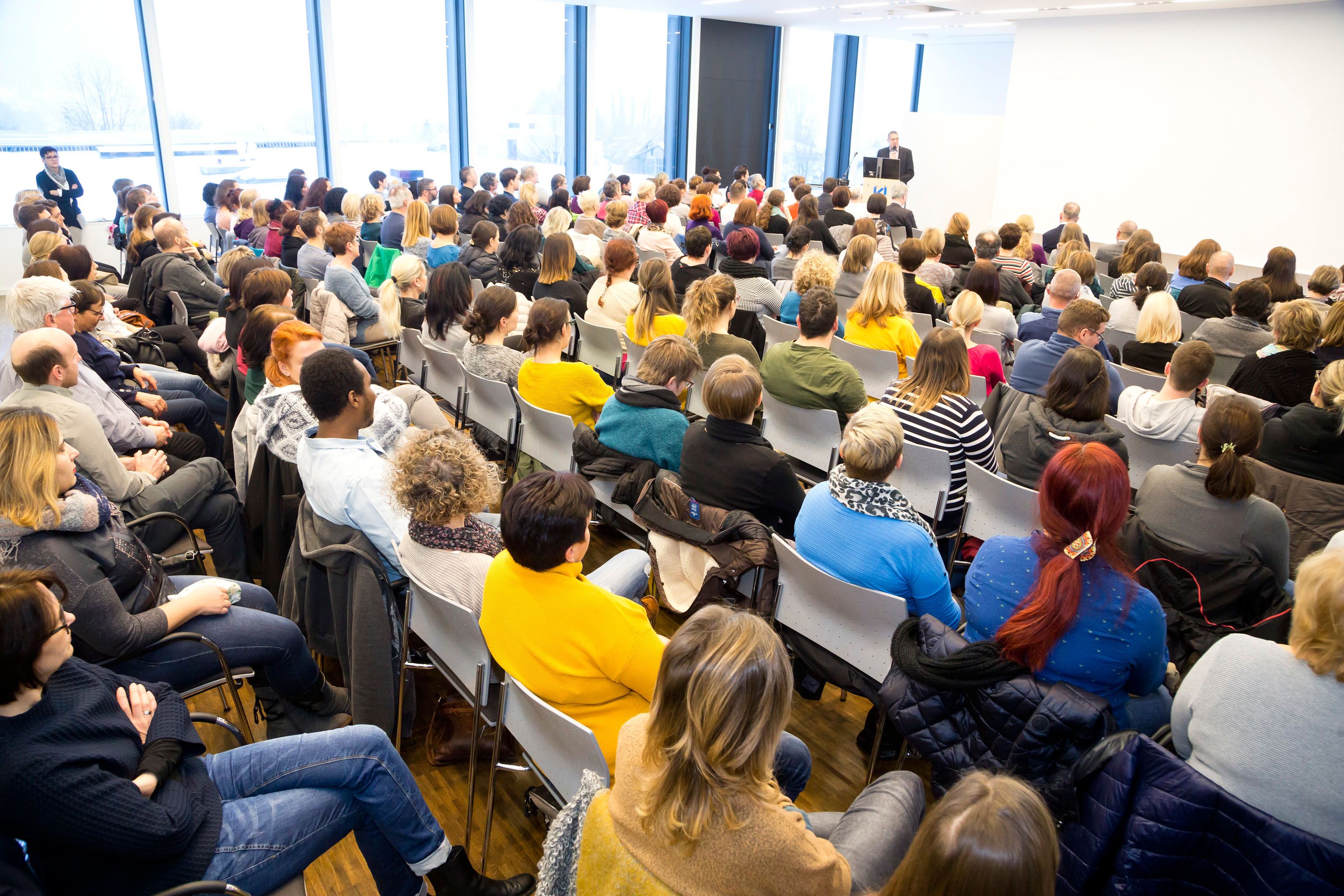 160 LKH-Pflegefachkräfte haben sich am Ländlepflegetag 2019 für das höchst aktuelle Thema „Der alte Mensch im Krankenhaus“ interessiert. 160 LKH-Pflegefachkräfte haben sich am Ländlepflegetag 2019 für das höchst aktuelle Thema „Der alte Mensch im Krankenhaus“ interessiert.