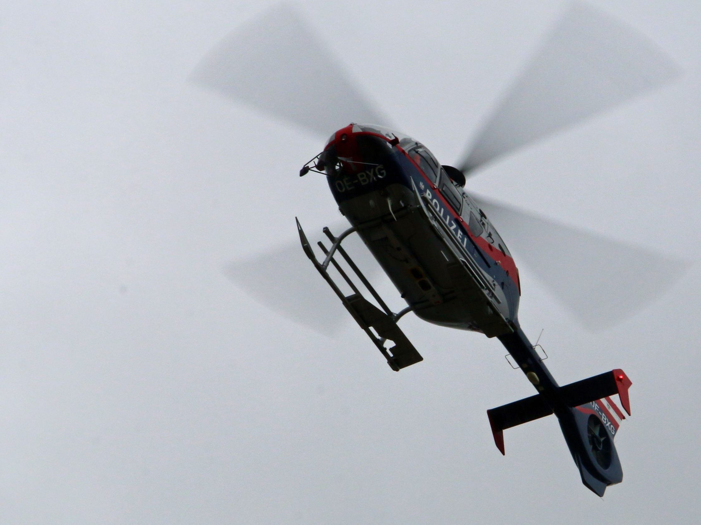 Mit einem Tau holte der Polizeihubschrauber "Libelle" den Mann aus dem freien Skiraum. (Symbolbild) Mit einem Tau holte der Polizeihubschrauber "Libelle" den Mann aus dem freien Skiraum. (Symbolbild)
