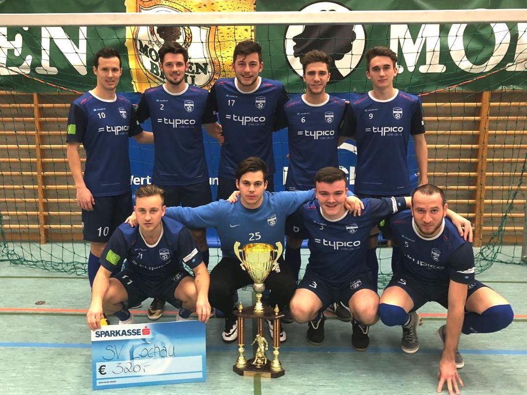 Das Team des SV typico Lochau belegte beim 23. Vorarlberger-Sparkassen-Hallenmasters-Turnier 2019 in Wolfurt den 8. Platz: Fabian Fink, Georg Bantel, Fabio Feldkircher, Julian Reiner und Tobias Heidegger (stehend); Kevin Prantl, Sandro Eichhübl, Fabian Dominikovic und Semih Yasar (vorne). Das Team des SV typico Lochau belegte beim 23. Vorarlberger-Sparkassen-Hallenmasters-Turnier 2019 in Wolfurt den 8. Platz: Fabian Fink, Georg Bantel, Fabio Feldkircher, Julian Reiner und Tobias Heidegger (stehend); Kevin Prantl, Sandro Eichhübl, Fabian Dominikovic und Semih Yasar (vorne).