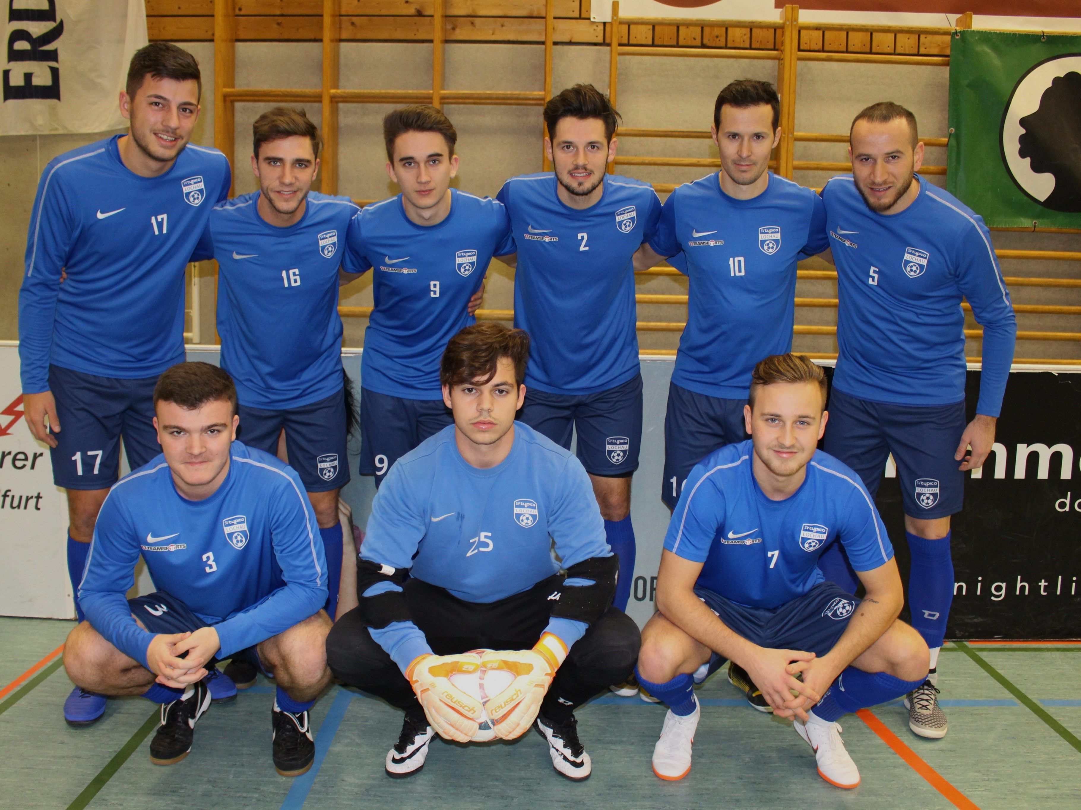 Zum dritten Mal in Folge steht der SV typico Lochau beim Masterturnier in Wolfurt im Finale: Fabio Feldkircher, Julian Reiner, Tobias Heidegger, Georg Bantel, Fabian Fink und Semih Yasar (stehend); Fabian Dominikovic, Sandro Eichhübl und Kevin Prantl (vorne). Zum dritten Mal in Folge steht der SV typico Lochau beim Masterturnier in Wolfurt im Finale: Fabio Feldkircher, Julian Reiner, Tobias Heidegger, Georg Bantel, Fabian Fink und Semih Yasar (stehend); Fabian Dominikovic, Sandro Eichhübl und Kevin Prantl (vorne).