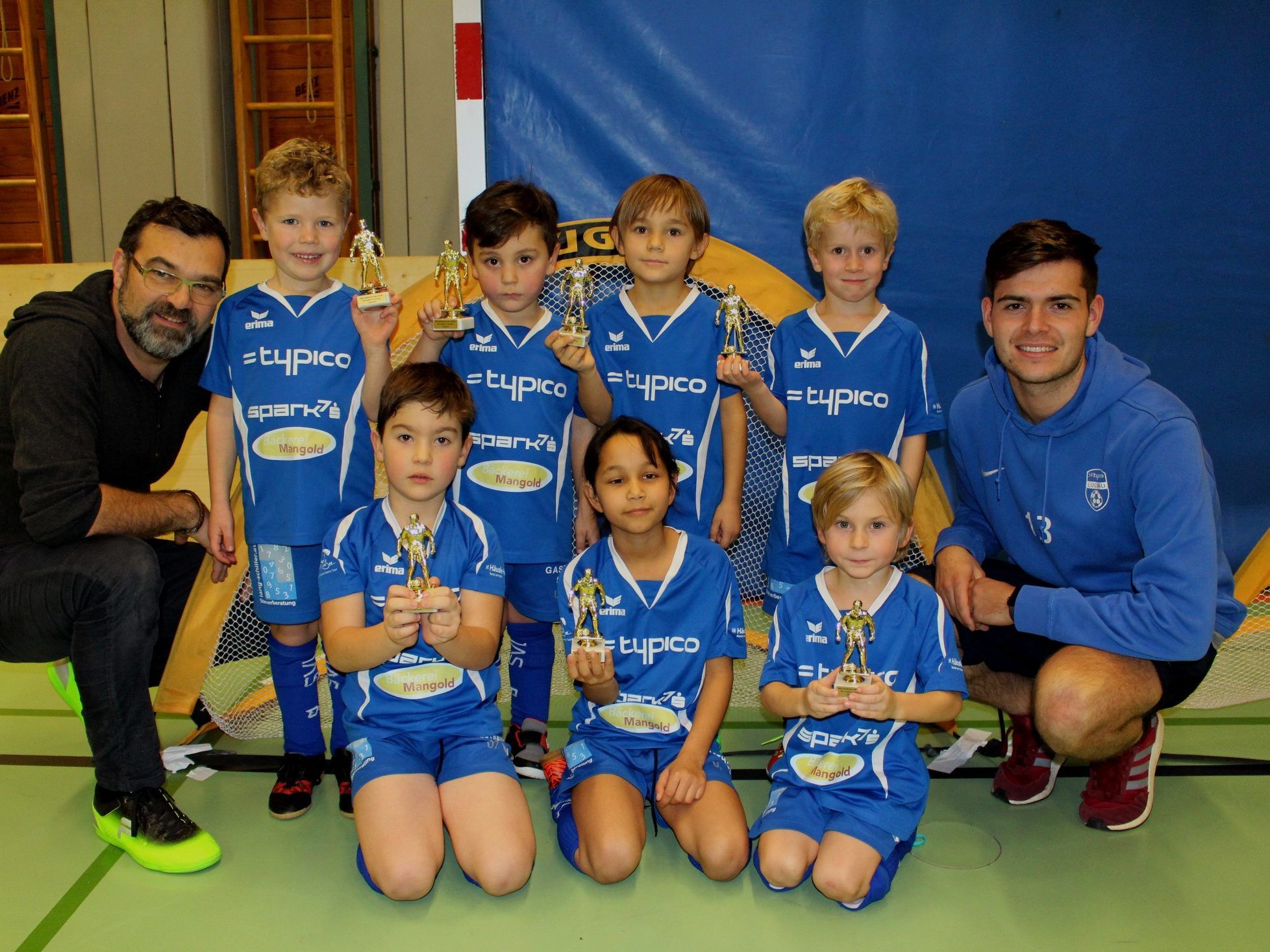 Für die Lochauer Nachwuchsteams ist das heimische Hallenturnier ein besonderer Höhepunkt in der Wintersaison. Im Bild das U7 Team mit den Trainern Thomas Ernst und Daniel Reichart. Für die Lochauer Nachwuchsteams ist das heimische Hallenturnier ein besonderer Höhepunkt in der Wintersaison. Im Bild das U7 Team mit den Trainern Thomas Ernst und Daniel Reichart.