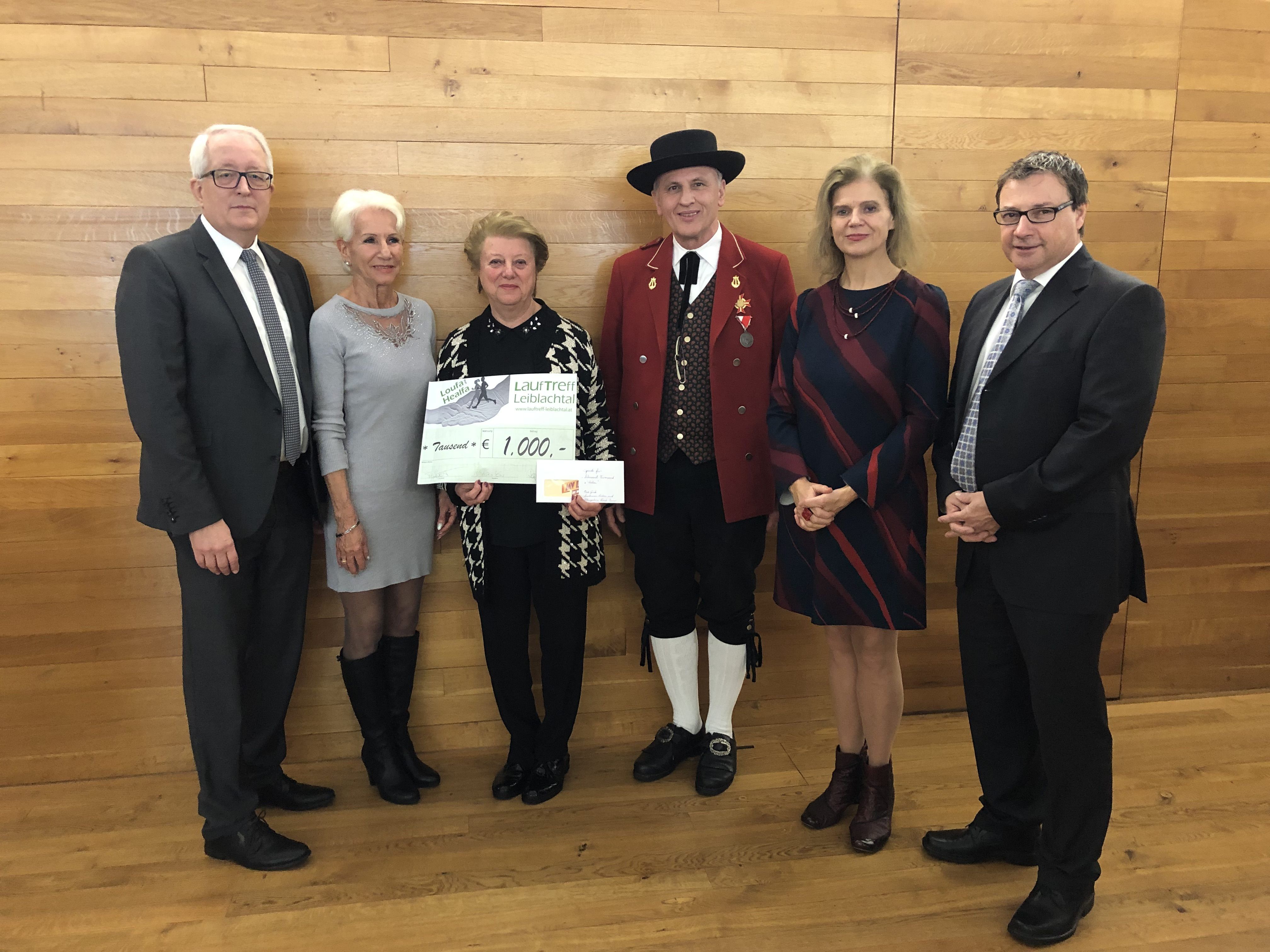 Tradition hat beim „Neujahrsempfang des Bürgermeisters“ auch die Übergabe von Spenden für die Sozialaktion „Mitanand – Füranand z´Lochau“: Bgm. Michael Simma, Brigitte Haest, Christl Gerhalter, Wolfram Baldauf, Renate Bauer und Vize-Bgm. Christophorus Schmid. Tradition hat beim „Neujahrsempfang des Bürgermeisters“ auch die Übergabe von Spenden für die Sozialaktion „Mitanand – Füranand z´Lochau“: Bgm. Michael Simma, Brigitte Haest, Christl Gerhalter, Wolfram Baldauf, Renate Bauer und Vize-Bgm. Christophorus Schmid.