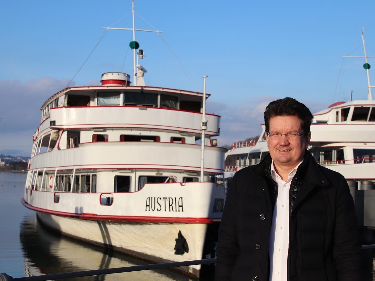 Vorarlberg-Lines-GF Alexandro Rupp vor der „Austria“ im Bregenzer Hafen.