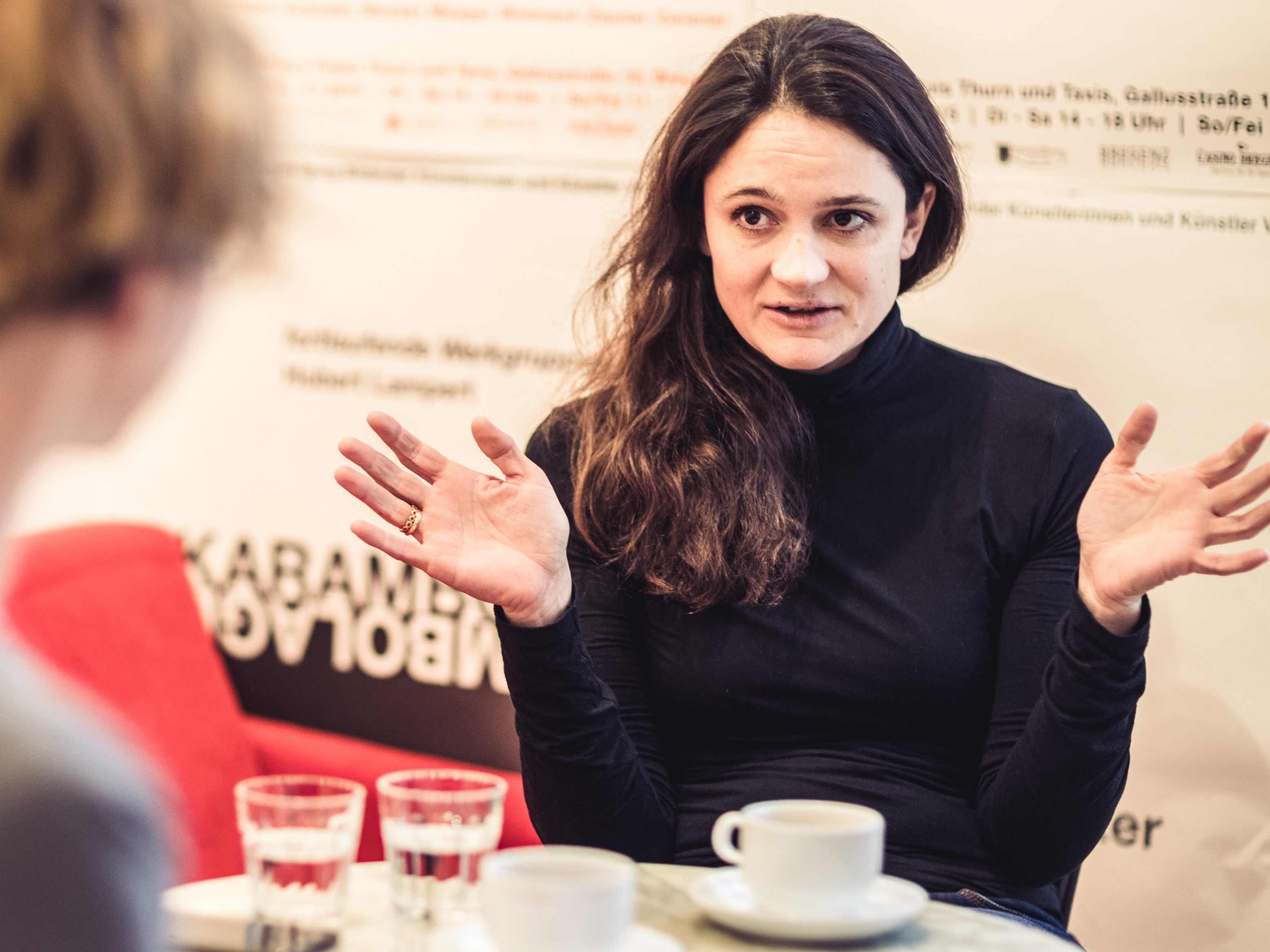 Maria Simma hat in drei verschiedenen Ländern Germanistik und Anglistik studiert und für das Österreichische Kunstforum in New York und Berlin gearbeitet. Jetzt leitet sie als Präsidentin die Künstlervereinigung Vorarlberg. Maria Simma hat in drei verschiedenen Ländern Germanistik und Anglistik studiert und für das Österreichische Kunstforum in New York und Berlin gearbeitet. Jetzt leitet sie als Präsidentin die Künstlervereinigung Vorarlberg.