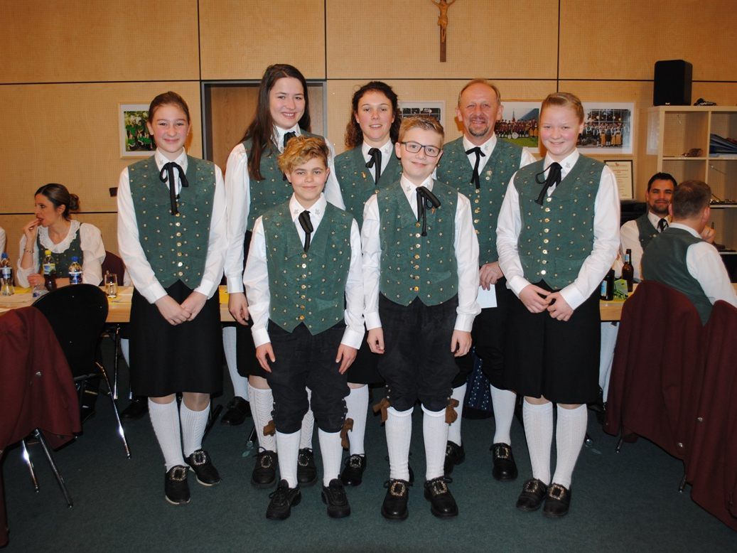 Voller Stolz konnte die Harmoniemusik 7 Musikanten in der GV aufnehmen Voller Stolz konnte die Harmoniemusik 7 Musikanten in der GV aufnehmen