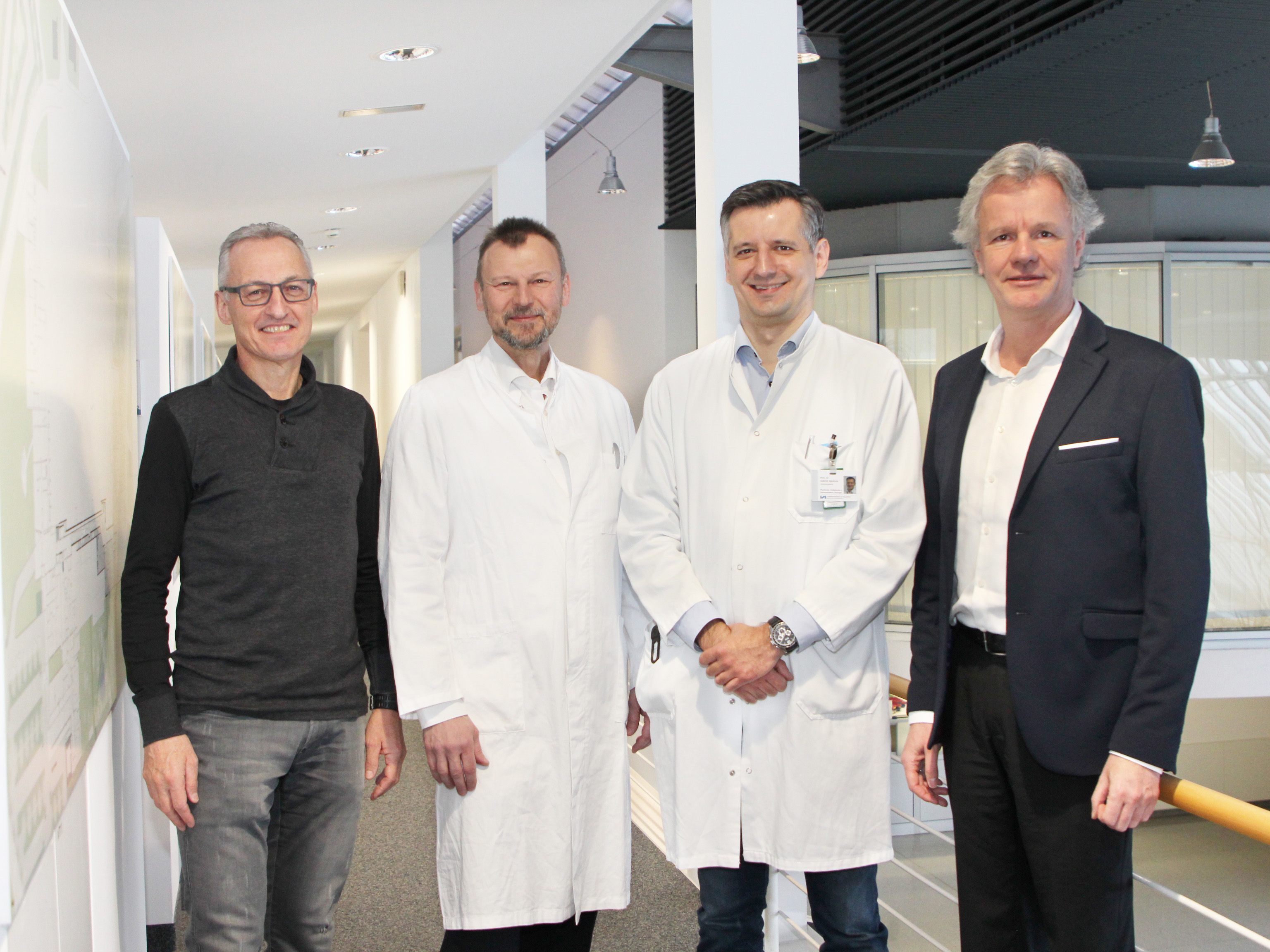 Die Geschäftsführung der Vlbg. Krankenhaus-Betriebsges.m.b.H. begrüßte den neuen Abteilungsleiter auf das Herzlichste. Bild v.l.: Prok. Dr. Norbert Kathan, Dir. Prim. Dr. Peter Fraunberger, Prim. Dr. Gabriel Djedovic, Dir. Dr. Gerald Fleisch. Die Geschäftsführung der Vlbg. Krankenhaus-Betriebsges.m.b.H. begrüßte den neuen Abteilungsleiter auf das Herzlichste. Bild v.l.: Prok. Dr. Norbert Kathan, Dir. Prim. Dr. Peter Fraunberger, Prim. Dr. Gabriel Djedovic, Dir. Dr. Gerald Fleisch.