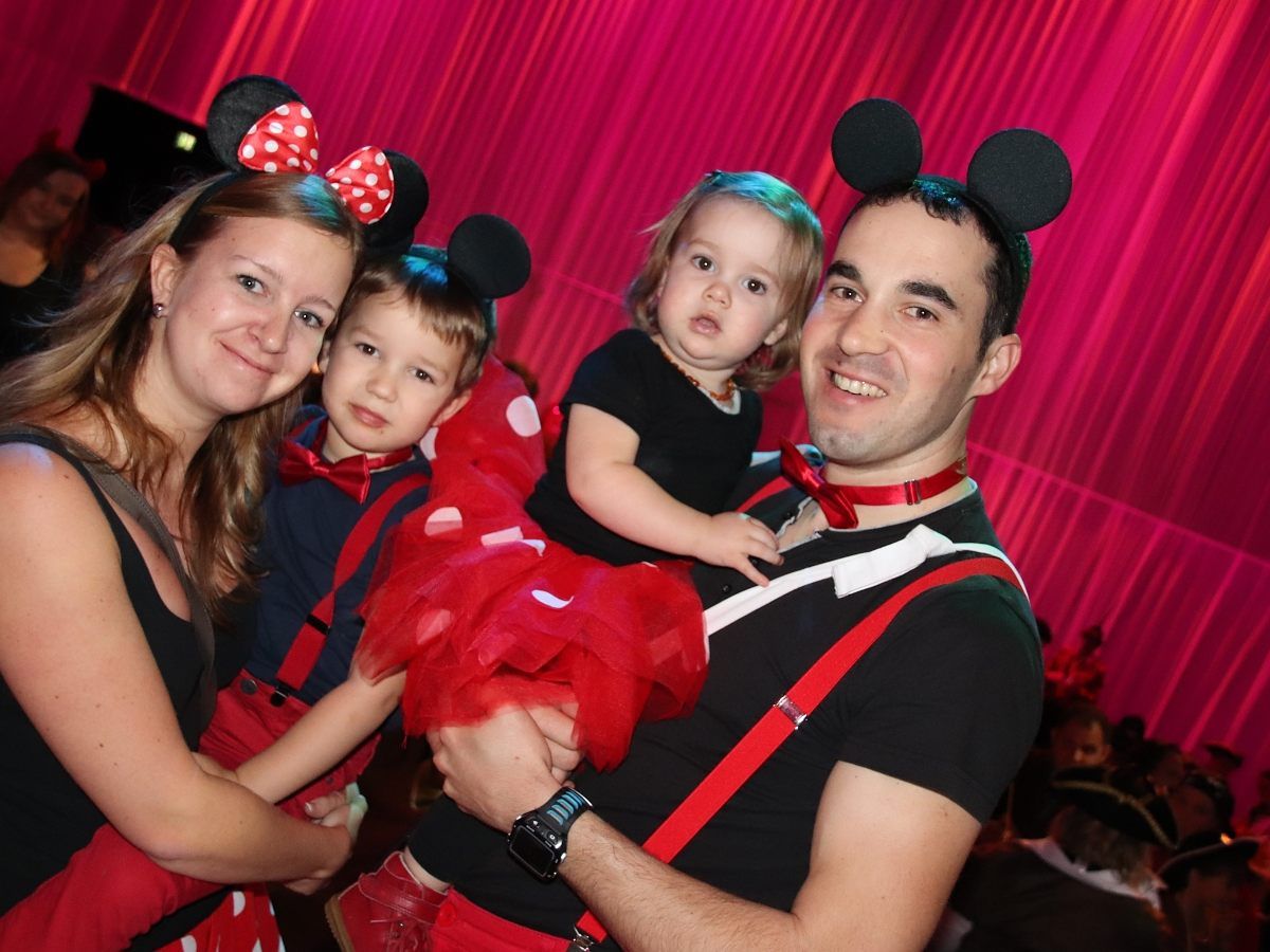 Corinna und Hubert Moosmann mit ihren Kindern Finn und Elina.