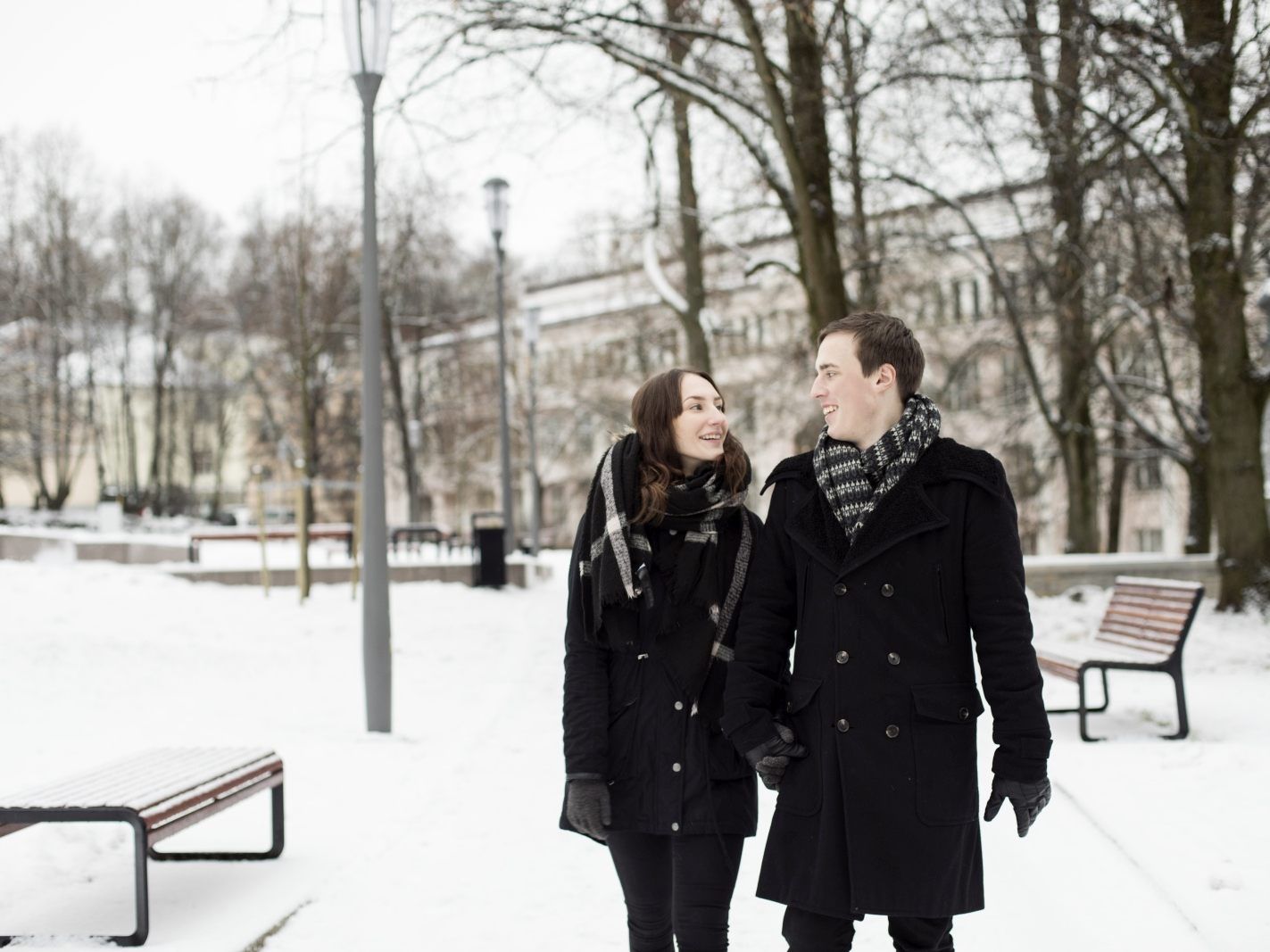 Ein Spaziergang im Schnee wäre ein guter Tipp für das erste Date am Valentinstag.