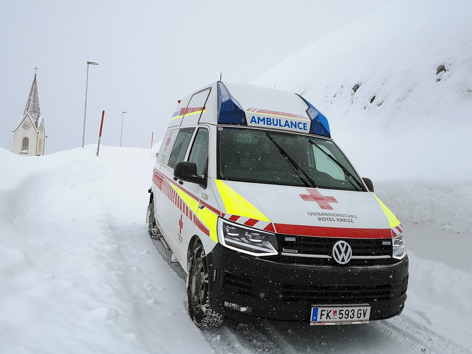 Rettungskräfte in eingeschneiten Regionen rund um die Uhr vor Ort. Rettungskräfte in eingeschneiten Regionen rund um die Uhr vor Ort.