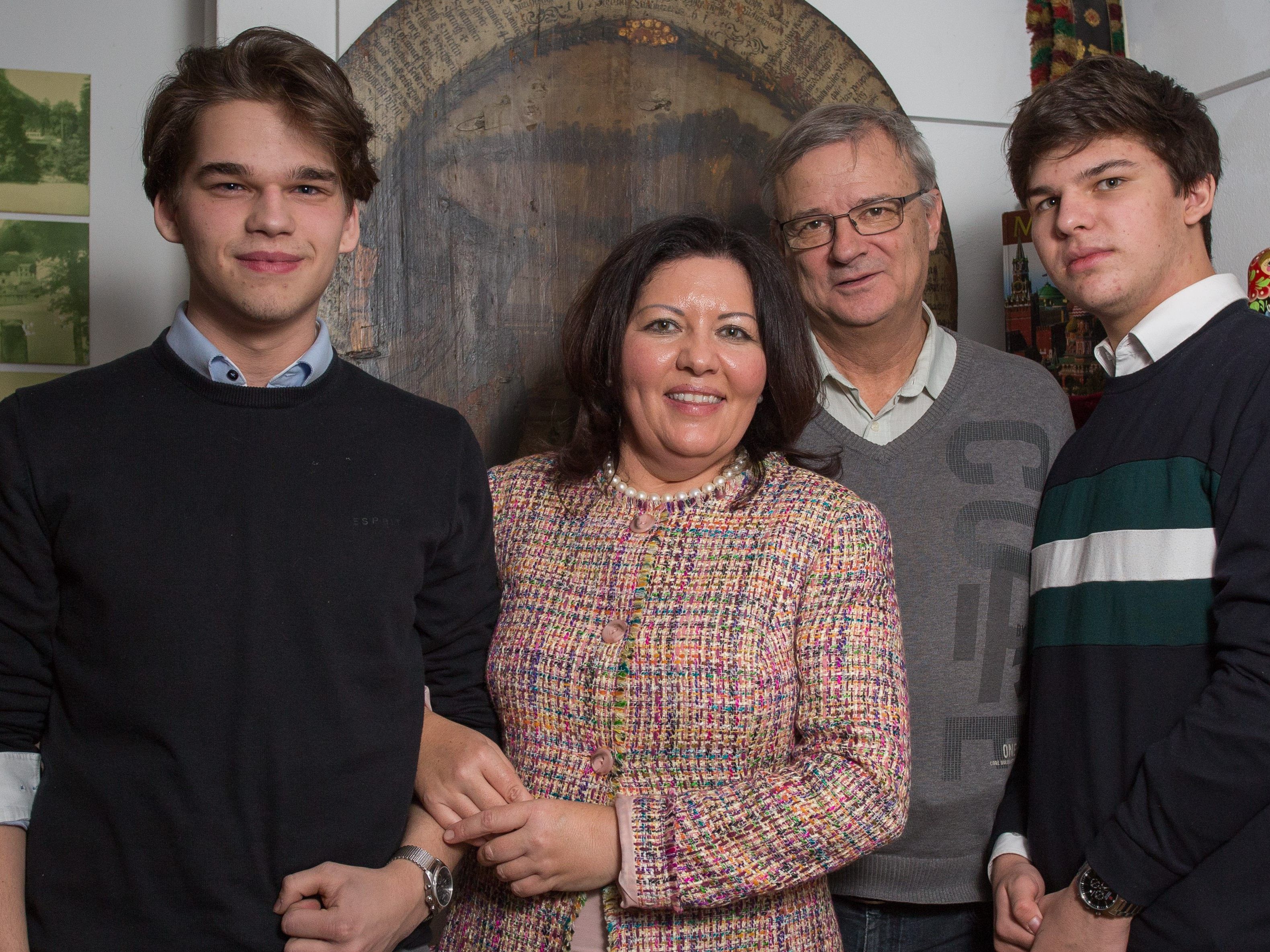 Gastgeberin Mag. Irina Abramova mit Russland-Experte Prof. Dr. Peter Romen und seinen Neffen Daniel und Lukas (von l. n. r.) Gastgeberin Mag. Irina Abramova mit Russland-Experte Prof. Dr. Peter Romen und seinen Neffen Daniel und Lukas (von l. n. r.)