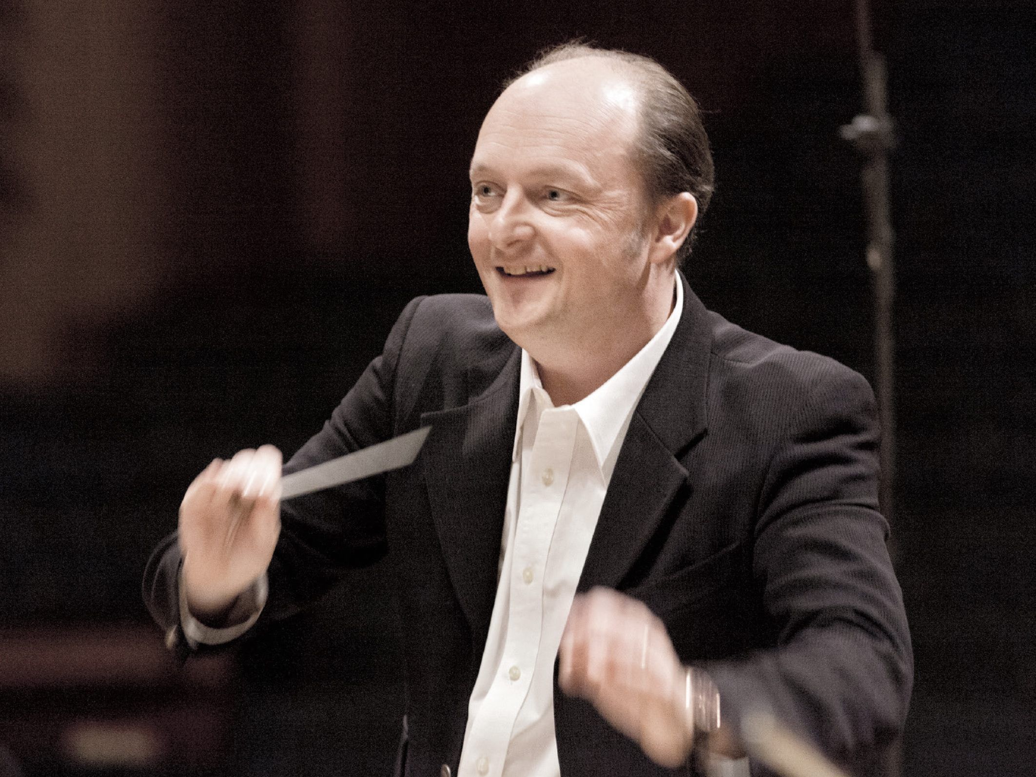 Im Abo-Konzert 4 tauscht der französische Musiker François Leleux sein Instrument, die Oboe, auf einer musikalischen Reise quer durch Europa gegen den Dirigentenstab.