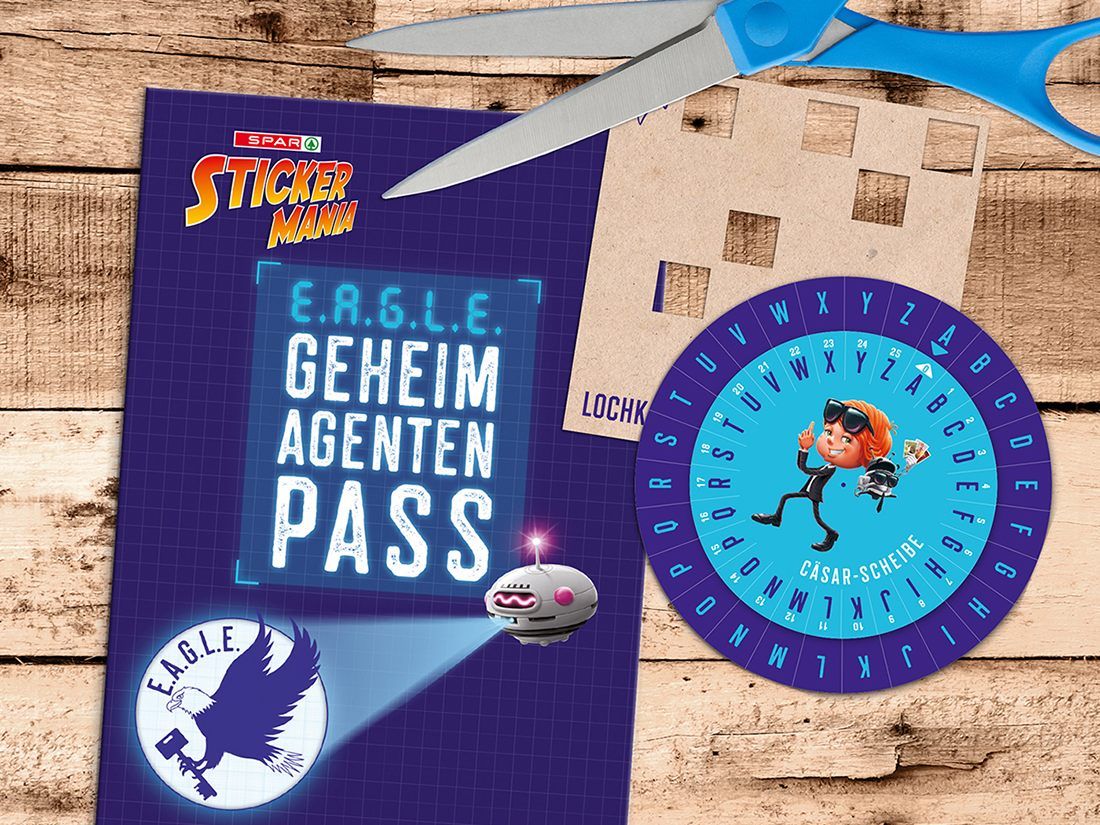 Im neuen Geheimagenten-Pass befinden sich Rubbel-Tattoos, viele Rätsel, eine Cäsar-Scheibe und eine Lochkarte zur Lösung der Rätsel sowie coole Geheimagenten-Utensilien. Im neuen Geheimagenten-Pass befinden sich Rubbel-Tattoos, viele Rätsel, eine Cäsar-Scheibe und eine Lochkarte zur Lösung der Rätsel sowie coole Geheimagenten-Utensilien.