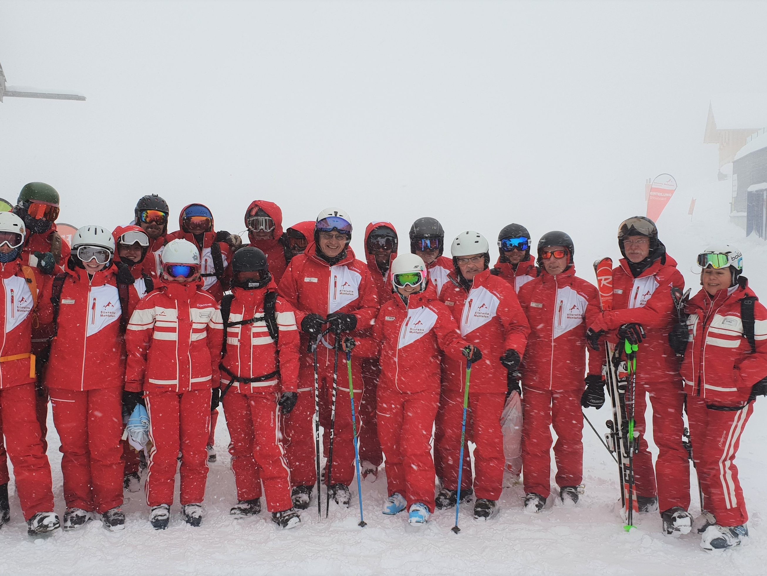 Trotz Sturm und Schneetreiben sind die Skilehrer bester Laune.
