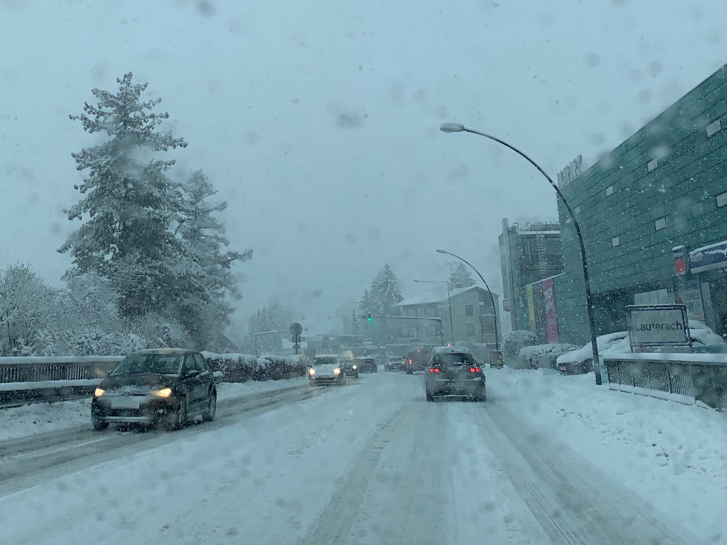Selbst auf der Achbrücke die Bregenz und Lauterach verbindet herrscht am Samstag Nachmittag Schneefahrbahn. Selbst auf der Achbrücke die Bregenz und Lauterach verbindet herrscht am Samstag Nachmittag Schneefahrbahn.