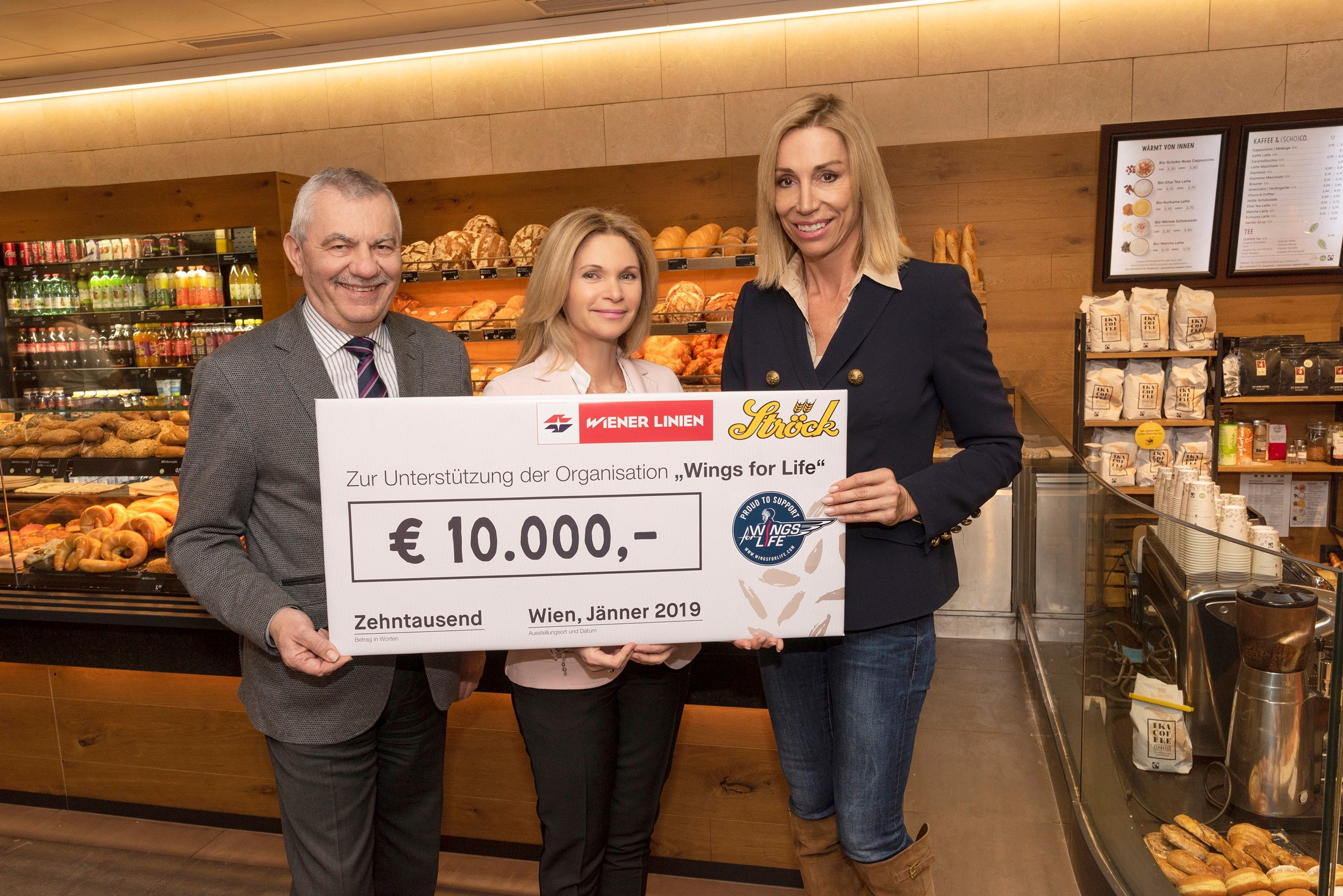 Scheckübergabe mit Günter Steinbauer (Wiener Linien), Irene Ströck (Ströck) und Anita Gerhardter (Wings for Life) Scheckübergabe mit Günter Steinbauer (Wiener Linien), Irene Ströck (Ströck) und Anita Gerhardter (Wings for Life)