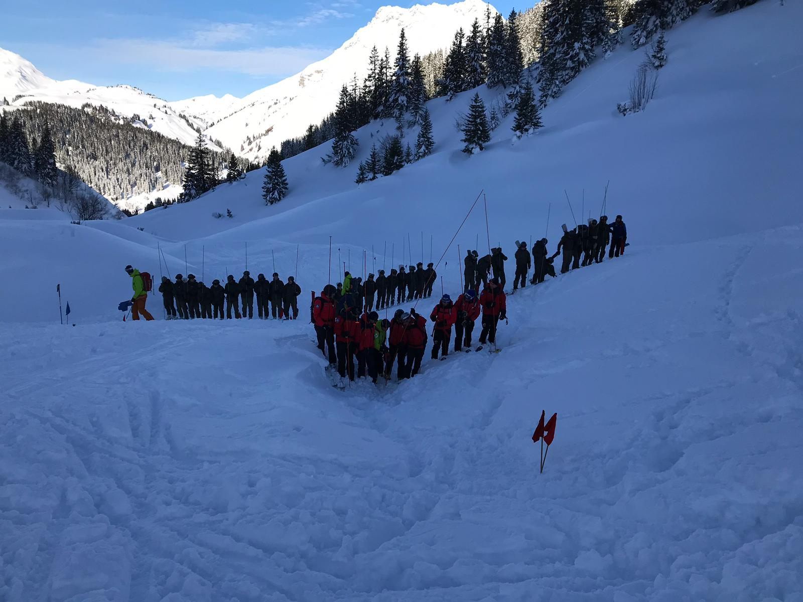 Der vierte Skifahrer konnte geborgen werden. Der vierte Skifahrer konnte geborgen werden.
