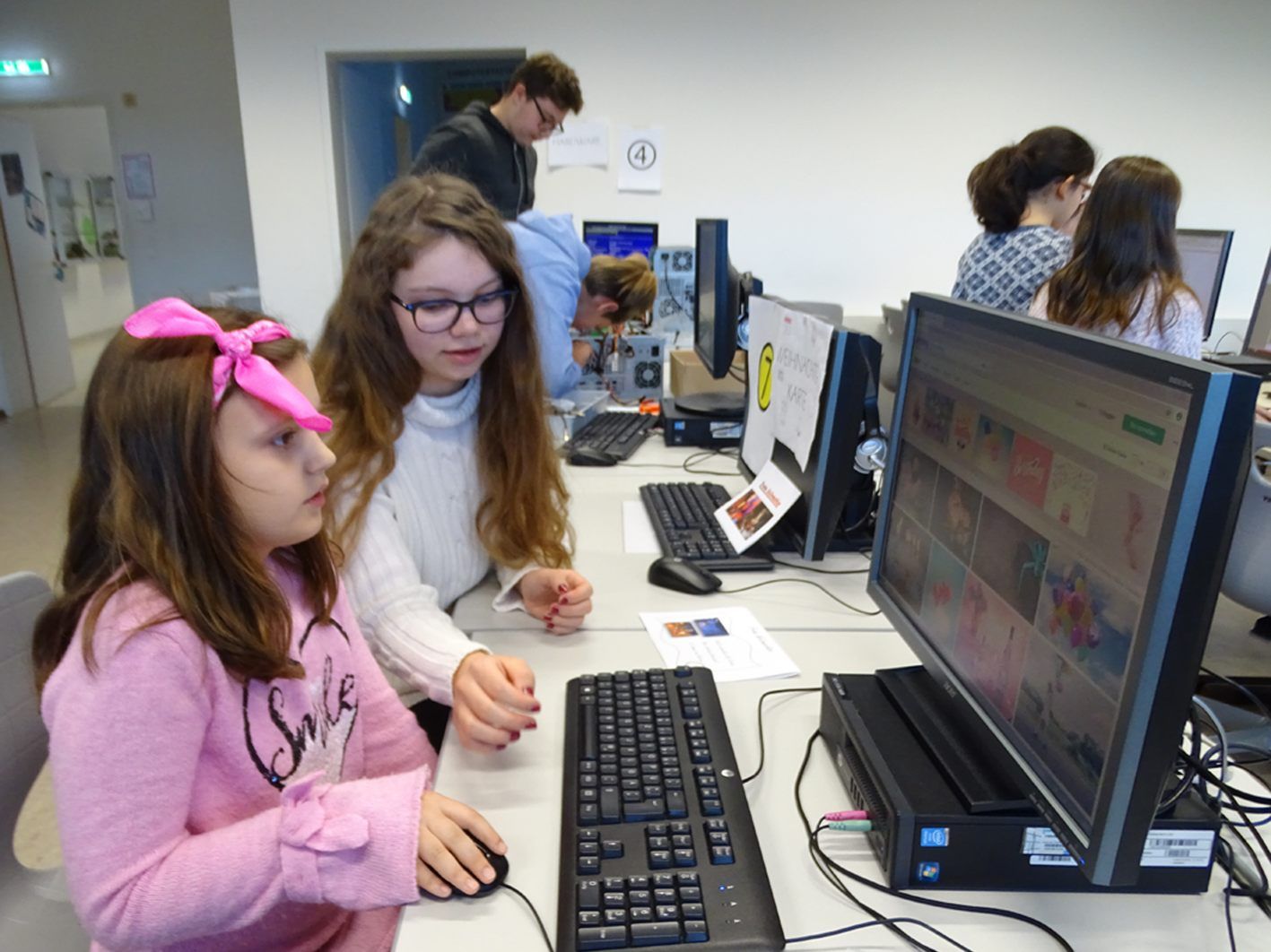 Im EDV-Raum gestalteten die Volksschüler u.a. Weihnachtskarten am PC. Im EDV-Raum gestalteten die Volksschüler u.a. Weihnachtskarten am PC.