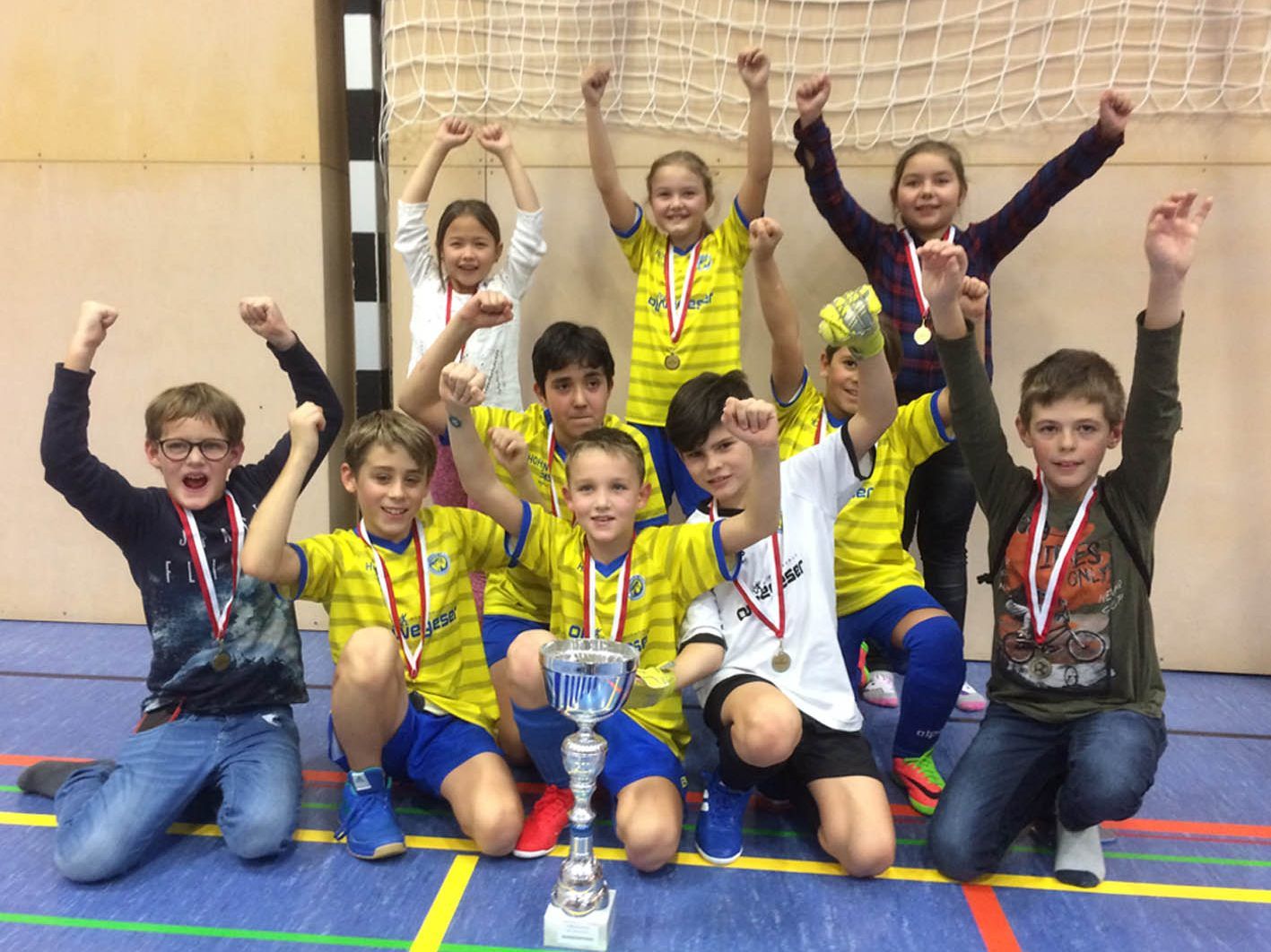 Das Team der 4a aus der VS Herrenried gewann das elfte Hallenfußballturnier ganz klar. Das Team der 4a aus der VS Herrenried gewann das elfte Hallenfußballturnier ganz klar.