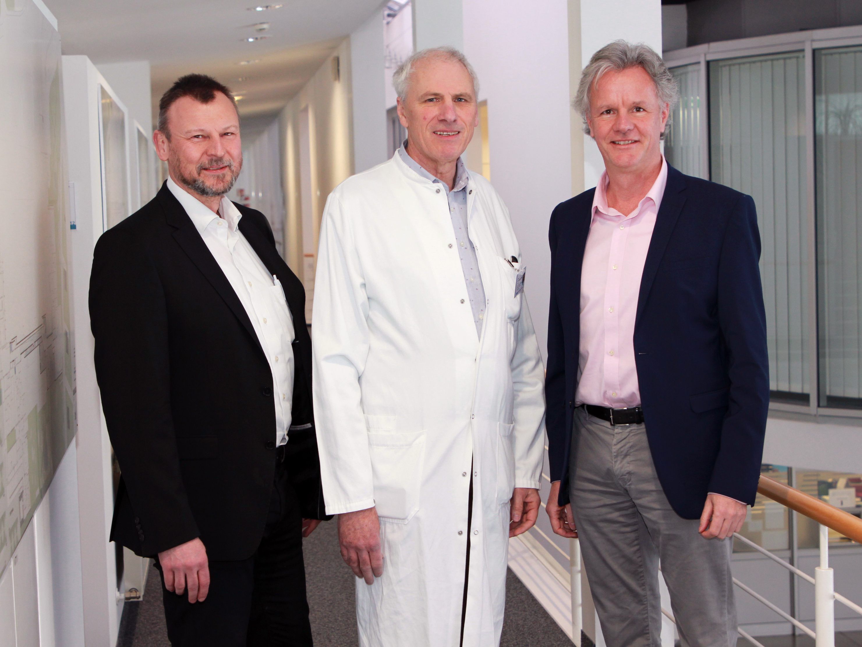 Die Geschäftsführung der Vlbg. Krankenhaus-Betriebsgesellschaft bestätigt Prim. Dr. Wolfgang Elsäßer ein weiteres Mal als Chefarzt am Schwerpunktkrankenhaus. v.li.: Dir. Prim. Doz. Dr. Peter Fraunberger, CA Prim.Dr. Wolfgang Elsäßer, Dir. Dr. Gerald Fleisch. Die Geschäftsführung der Vlbg. Krankenhaus-Betriebsgesellschaft bestätigt Prim. Dr. Wolfgang Elsäßer ein weiteres Mal als Chefarzt am Schwerpunktkrankenhaus. v.li.: Dir. Prim. Doz. Dr. Peter Fraunberger, CA Prim.Dr. Wolfgang Elsäßer, Dir. Dr. Gerald Fleisch.