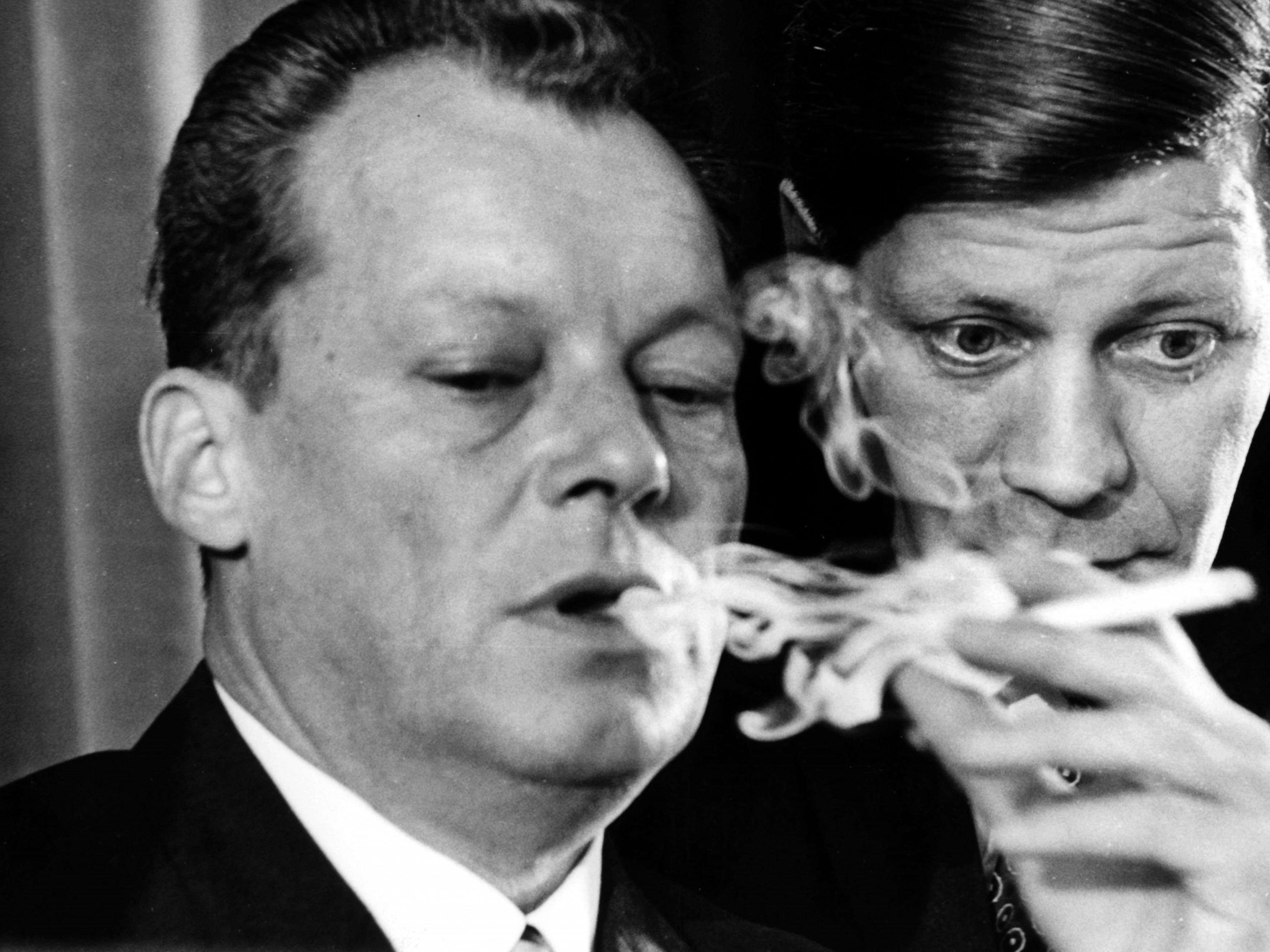 Willy Brandt (l.) wird 1964 vom Bundesvorstand der deutschen Sozialdemokraten zum Nachfolger des verstorbenen Parteichefs und Oppositionsführers Erich Ollenhauer nominiert. Willy Brandt (l.) wird 1964 vom Bundesvorstand der deutschen Sozialdemokraten zum Nachfolger des verstorbenen Parteichefs und Oppositionsführers Erich Ollenhauer nominiert.
