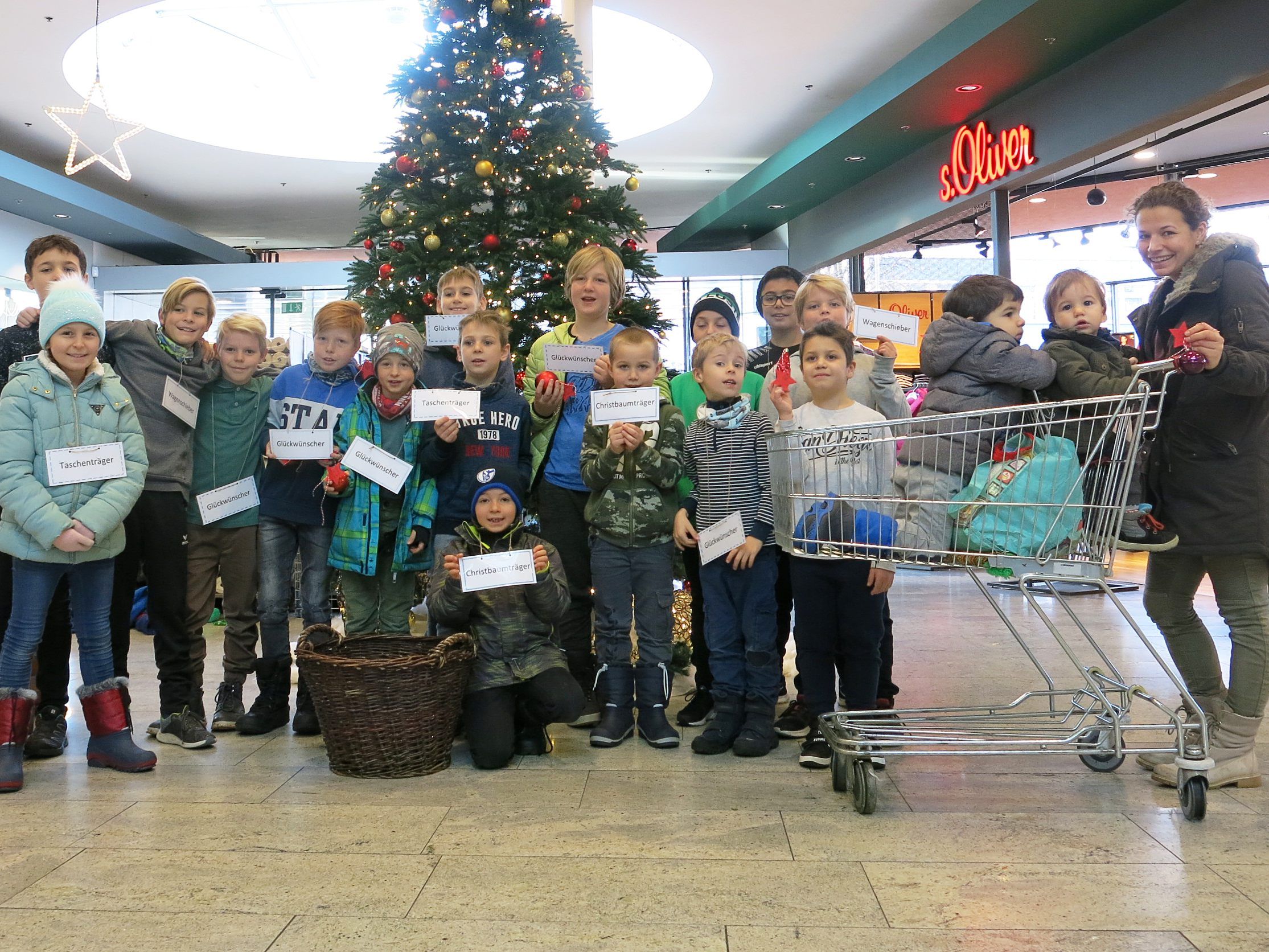 Bei Lustenaus Supermärkten erfreuten die Kinder als Wagenschieber, Händewärmer, Christbaumträger oder Taschenträger.