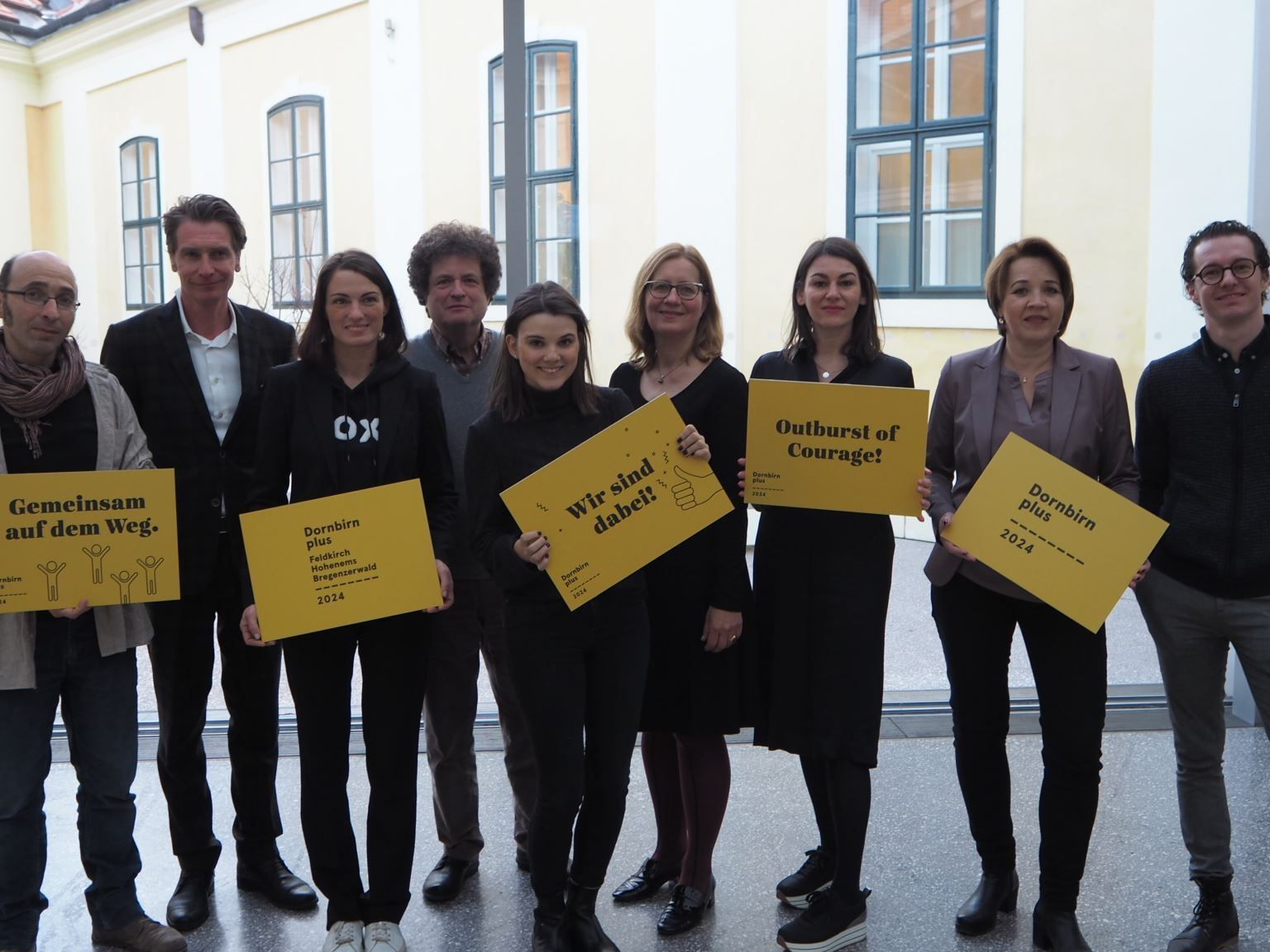 .: Andreas Paragioudakis Fink (Musikpädagoge), Jürgen Weishäupl (Projekt- und Kulturmanager), Verena Konrad (Direktorin Vorarlberger Architektur Institut), Hanno Loewy (Direktor Jüdisches Museum Hohenems), Lisa-Maria Alge (Bewerbungsteam Dornbirn plus), Brigitte Herrmann (Geschäftsführerin netzwerkTanz), Bettina Steindl (Bewerbungsteam Dornbirn plus), Andrea Kaufmann (Bürgermeisterin Dornbirn), Emanuel Moosbrugger (Hotelier)