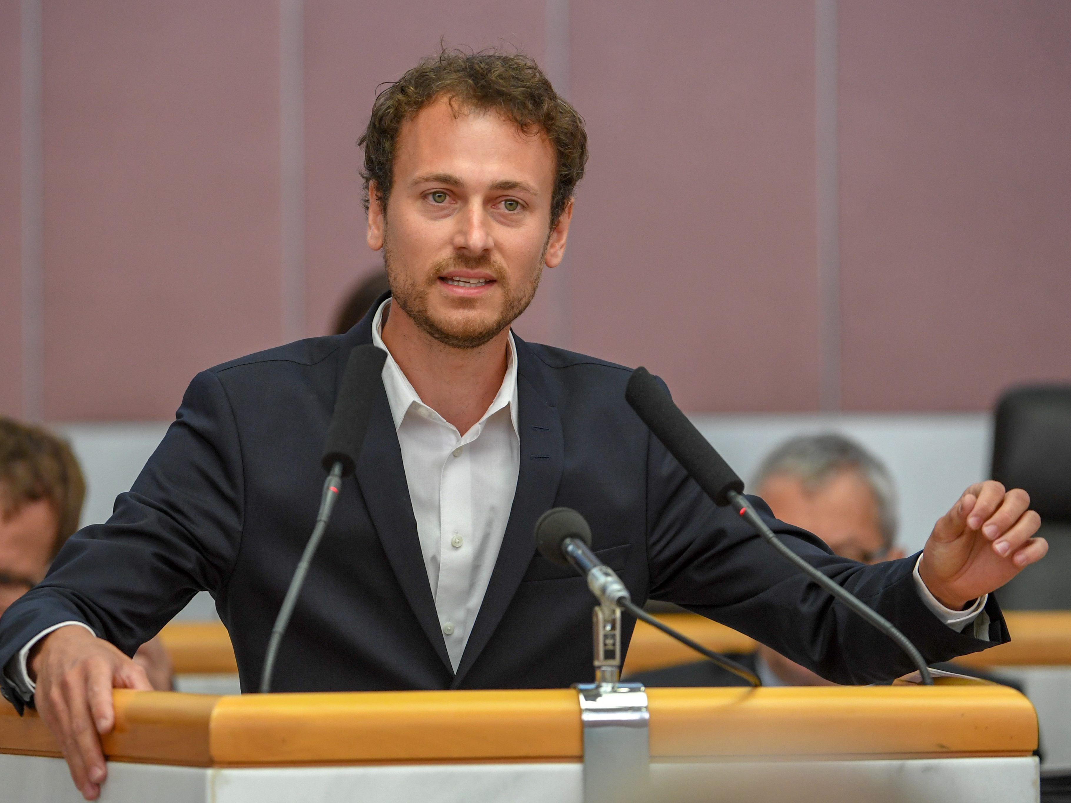 „Die Kälber aus Vorarlberg bleiben nur wenige Stunden in Bozen und werden dann in alle Himmelsrichtungen weitertransportiert", schreibt Daniel Zadra in einer Aussendung. „Die Kälber aus Vorarlberg bleiben nur wenige Stunden in Bozen und werden dann in alle Himmelsrichtungen weitertransportiert", schreibt Daniel Zadra in einer Aussendung.