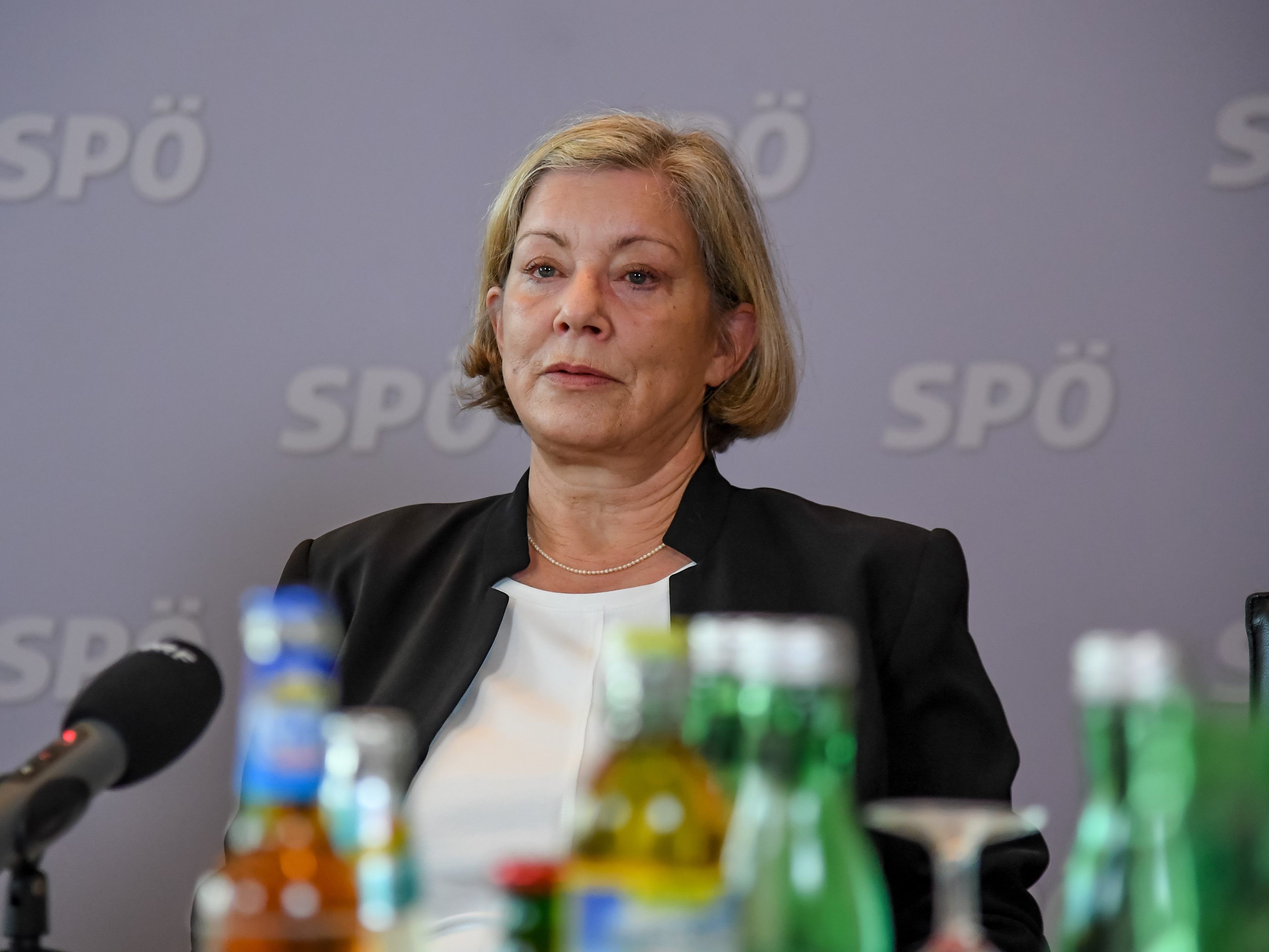 Sprickler-Falschlunger greift LR Gantner an. Sprickler-Falschlunger greift LR Gantner an.