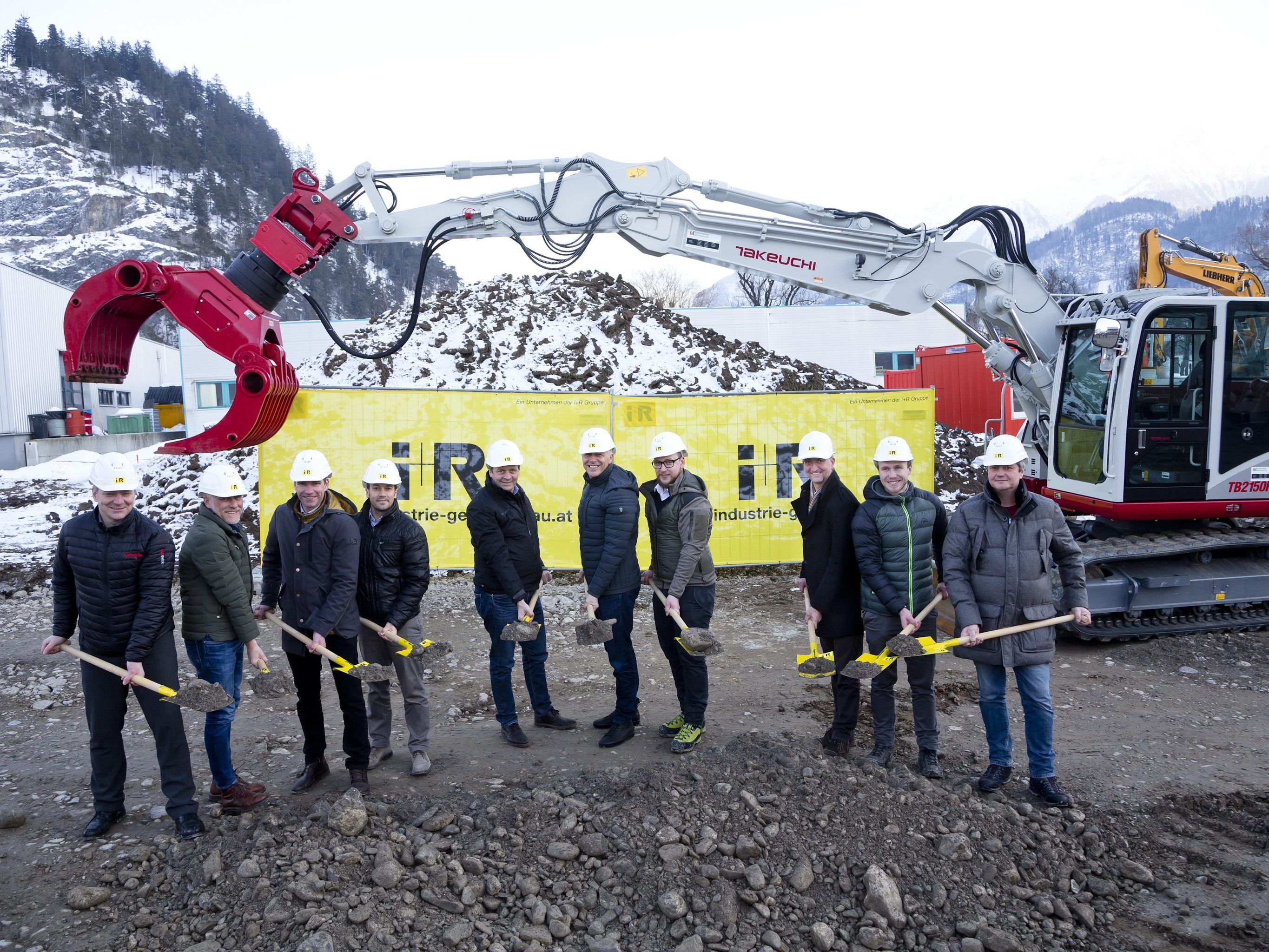 Nahmen gemeinsam den Spatenstich für das neue Firmengebäude der Martin GmbH in Ludesch vor (von links): Andreas Veith (Martin), Joachim Alge (i+R Gruppe), Wolfgang Rigo (Huppenkothen/Martin), Andreas Jäger (i+R IGB), Martin Hofer (Huppenkothen), Eckehard Schöch (i+R IGB), Nicolas Violand (i+R IGB), Dieter Lauermann (Bürgermeister Ludesch), Johannes Bereuter (i+R IGB) und Herwig Koch (Martin).