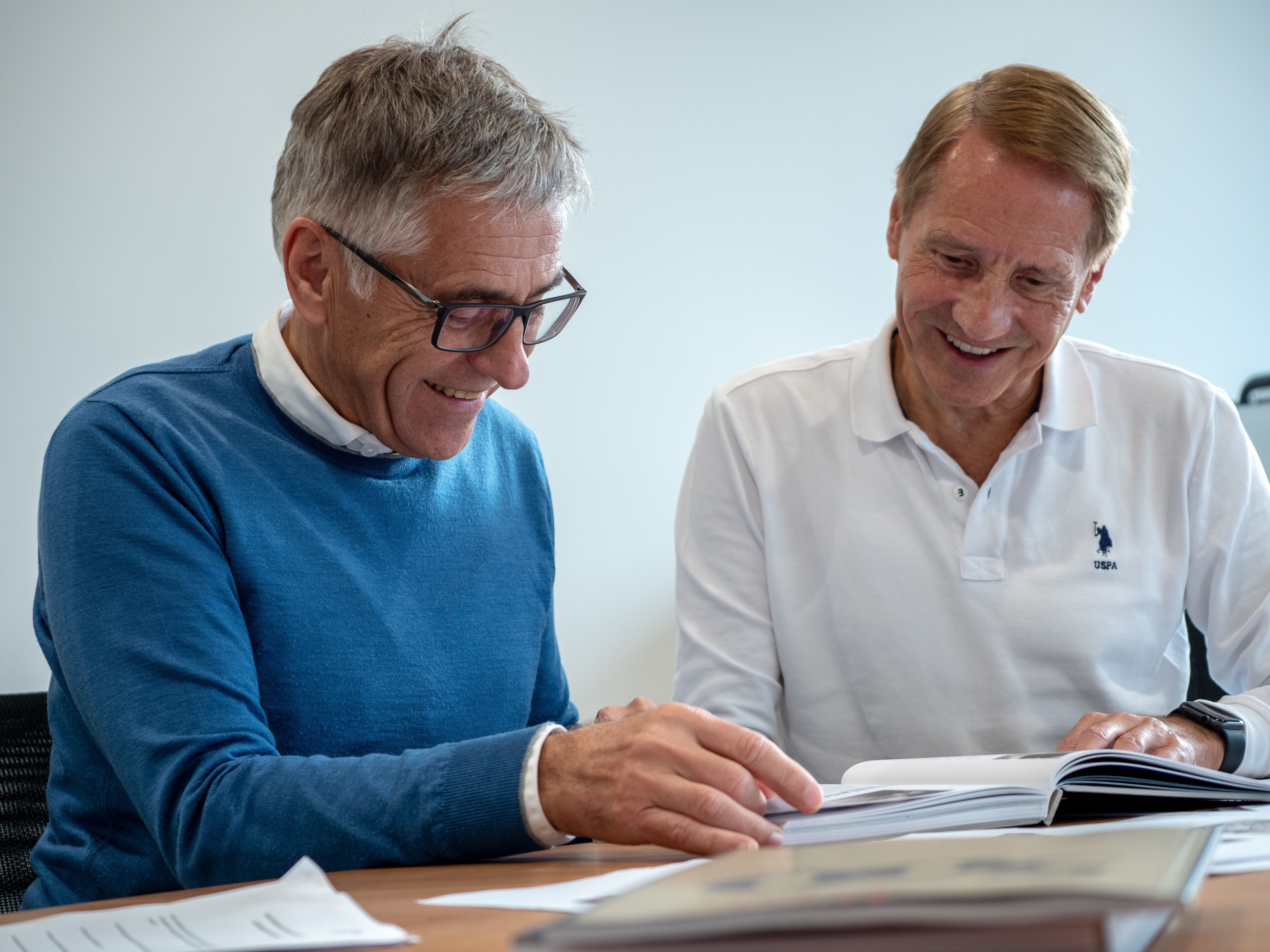 Karl und Michael Loacker mit dem firmeneigenen Geschichtsbuch. Karl und Michael Loacker mit dem firmeneigenen Geschichtsbuch.