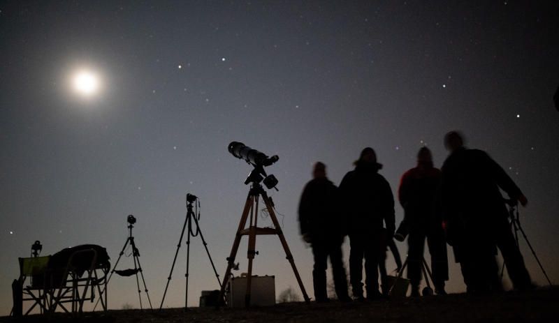 Hobbyastronomen vor Beginn einer totalen Mondfinsternis