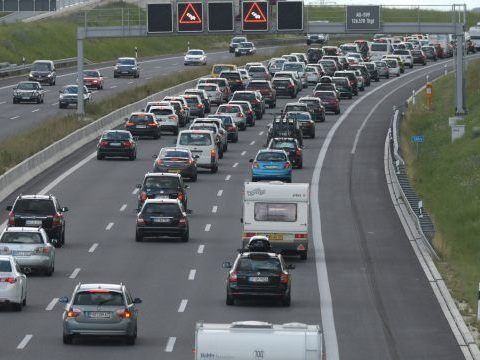Die Asfinag informierte über das Pannenstreifen-Pilotprojekt auf der Wiener A4. Die Asfinag informierte über das Pannenstreifen-Pilotprojekt auf der Wiener A4.