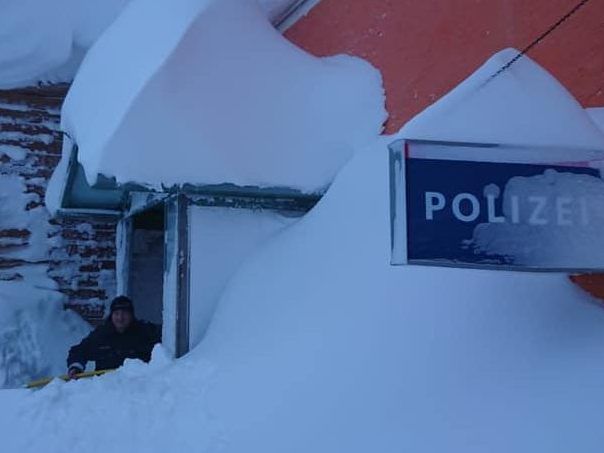 Die Polizei Salzburg versinkt unter dicken Schneedecken.