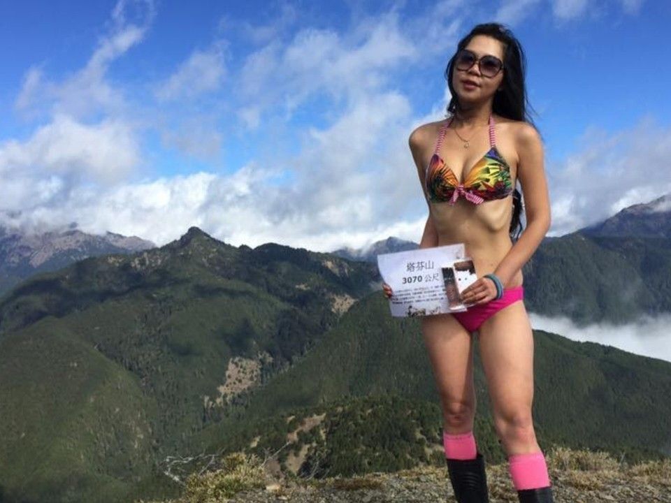 Die Taiwanesin wurde durch ihre Bikini-Fotos auf Berggipfeln bekannt. Die Taiwanesin wurde durch ihre Bikini-Fotos auf Berggipfeln bekannt.
