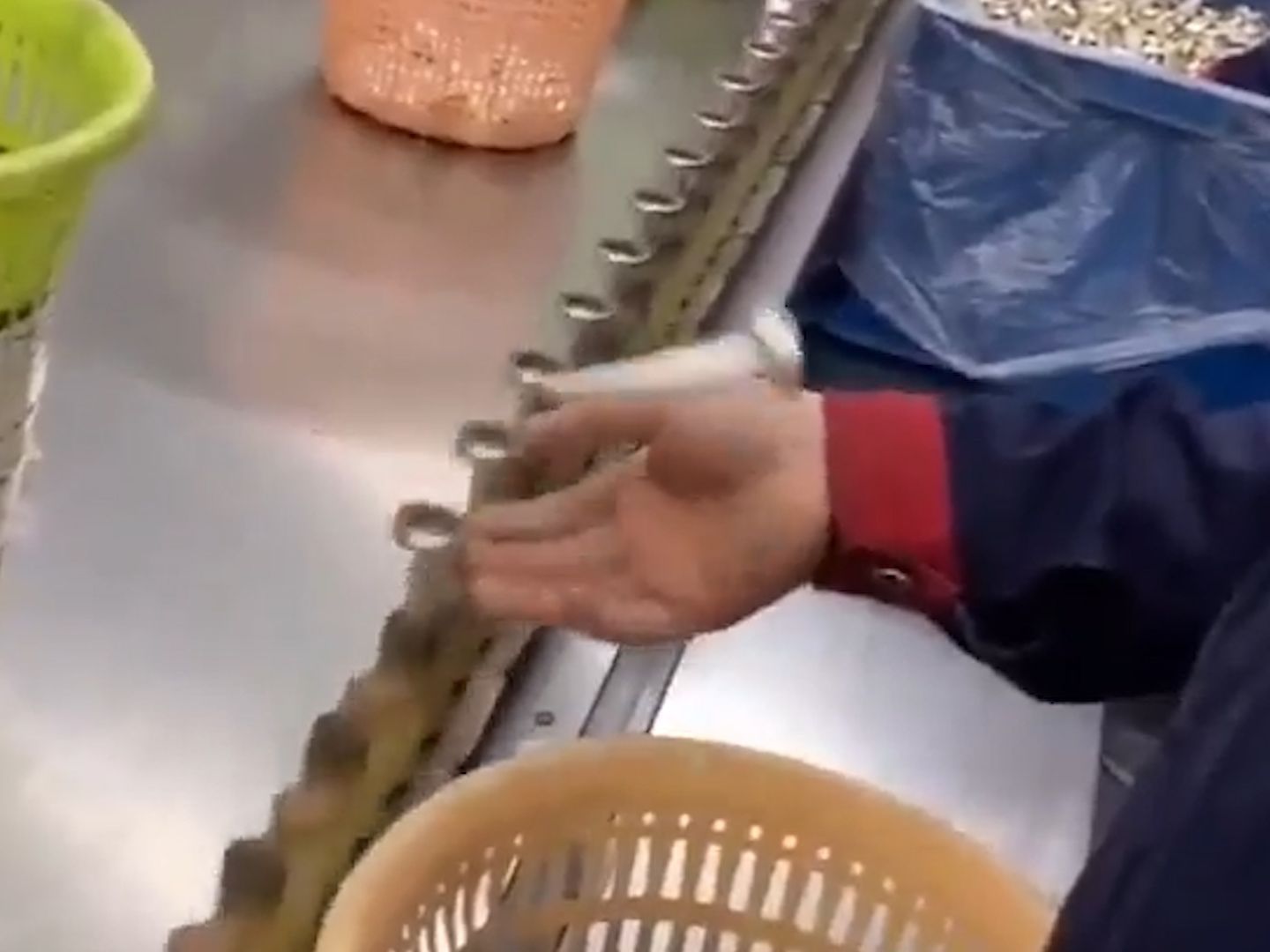 Dieser Arbeiter hat seine ganz eigene Technik.