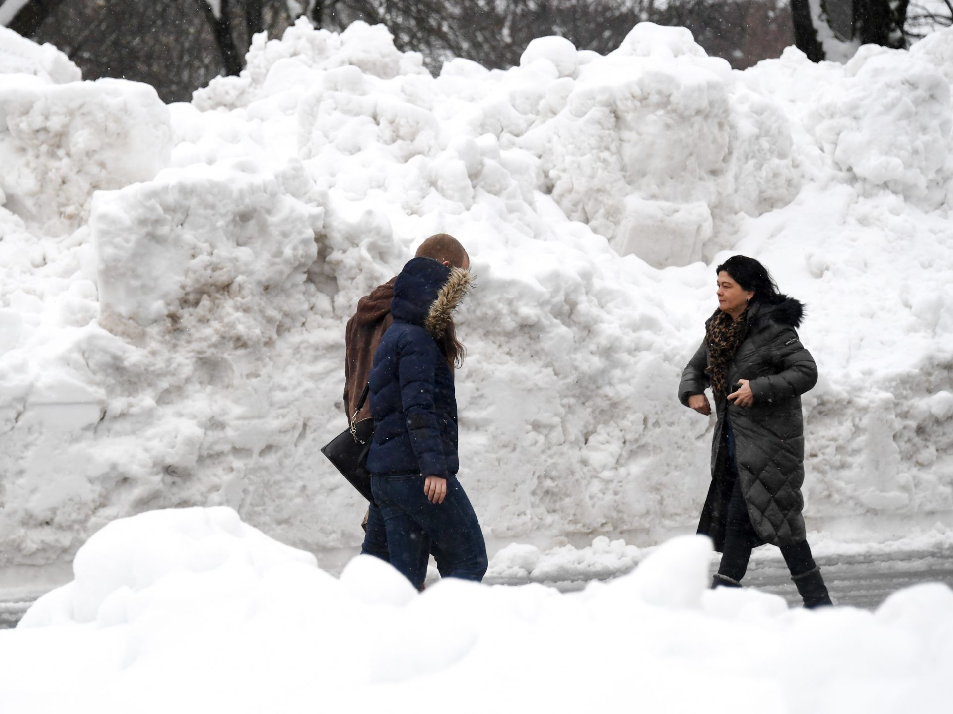 Be snowed up. Снег фон. Winter sets in. Piggy tales remastered. Зимние идиомы.