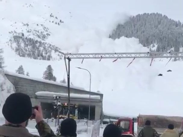 Schweizer Soldaten werden von einer Lawine überrascht.