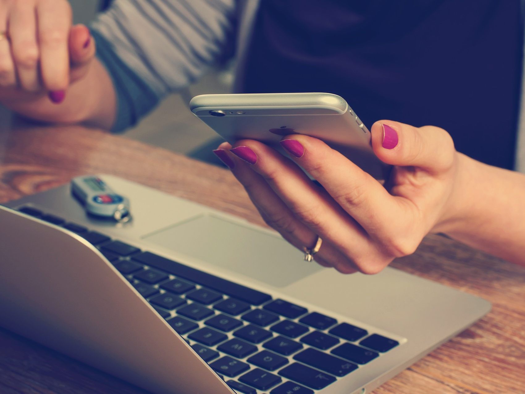 Die Nachricht kann an alle Smartphones in einer Region gesendet werden. Die Nachricht kann an alle Smartphones in einer Region gesendet werden.