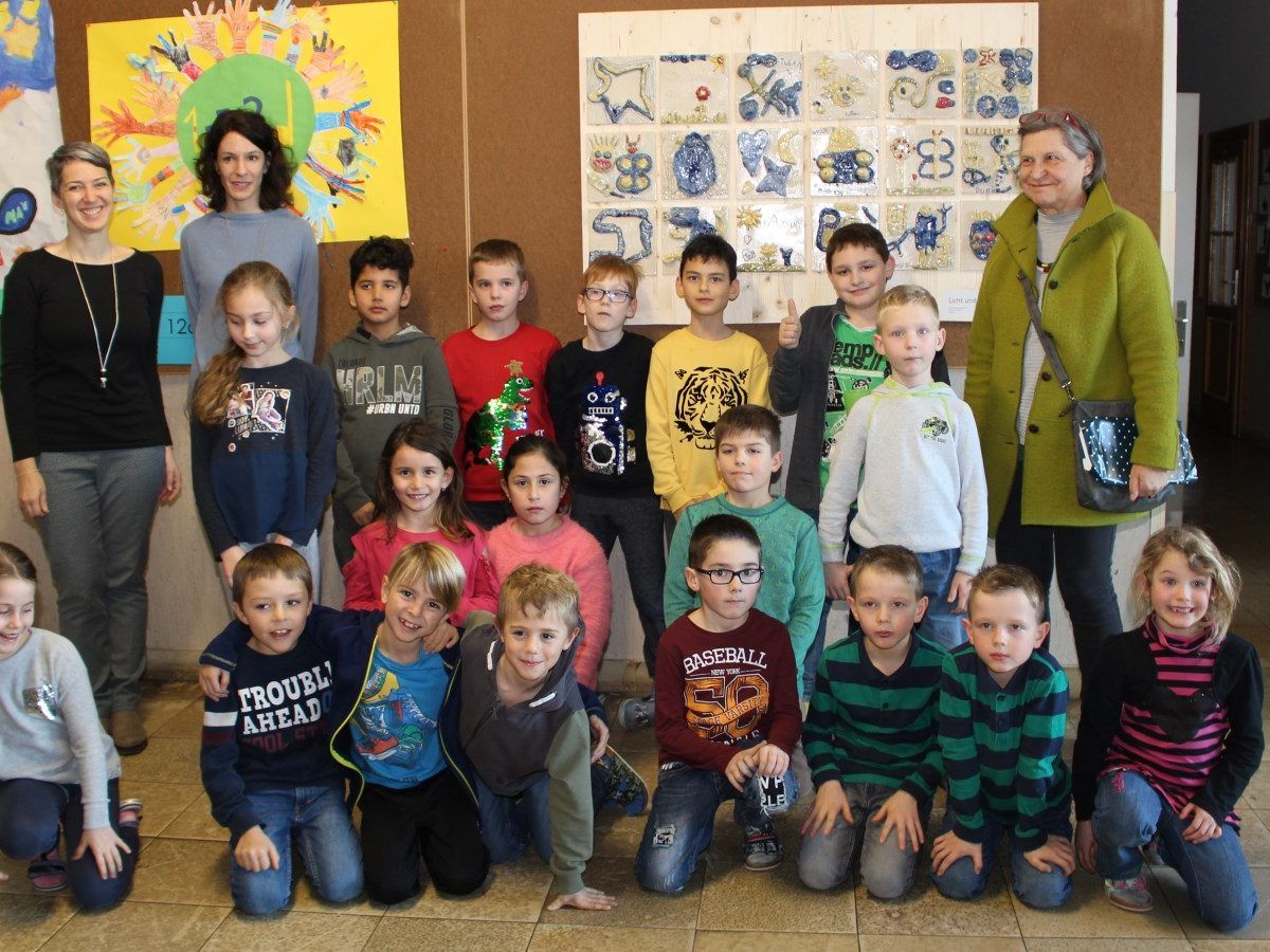 Die Künstler der 1- und 2a-Klasse der Volksschule Frastanz mit ihren Lehrerinnen und der Keramikkünstlerin Theresia Bickel aus St. Gerold vor ihrem großen Kunstwerk. Die Künstler der 1- und 2a-Klasse der Volksschule Frastanz mit ihren Lehrerinnen und der Keramikkünstlerin Theresia Bickel aus St. Gerold vor ihrem großen Kunstwerk.