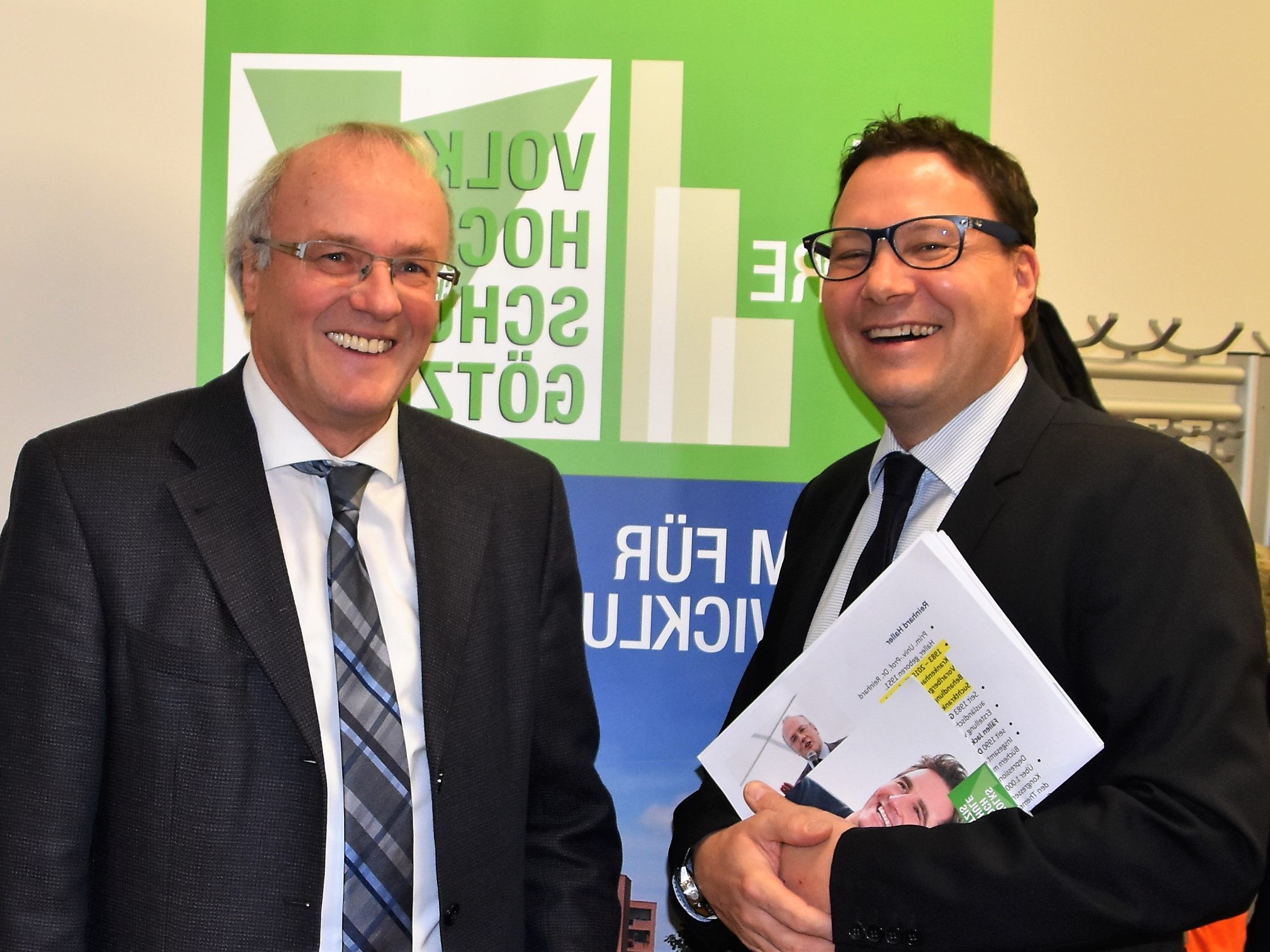 Dr. Reinhard Haller und VHSDirektor Stefan Fischnaller