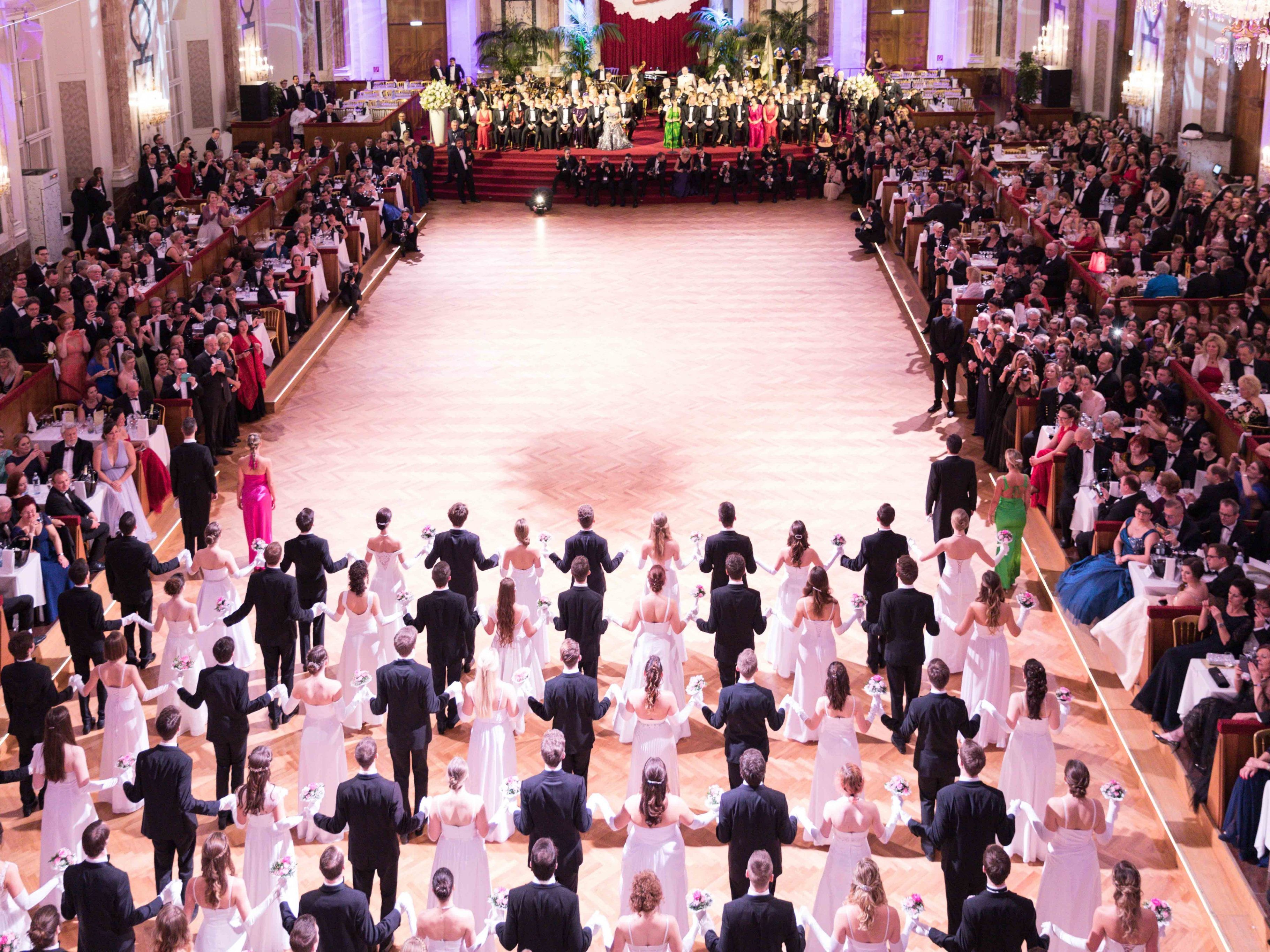 "Alles Walzer!" beim ZuckerBäckerball in der Wiener Hofburg. "Alles Walzer!" beim ZuckerBäckerball in der Wiener Hofburg.