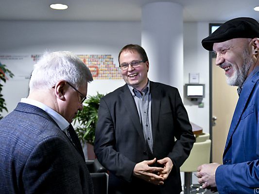 Arbeitgeber- und Arbeitnehmervertreter zufrieden Arbeitgeber- und Arbeitnehmervertreter zufrieden