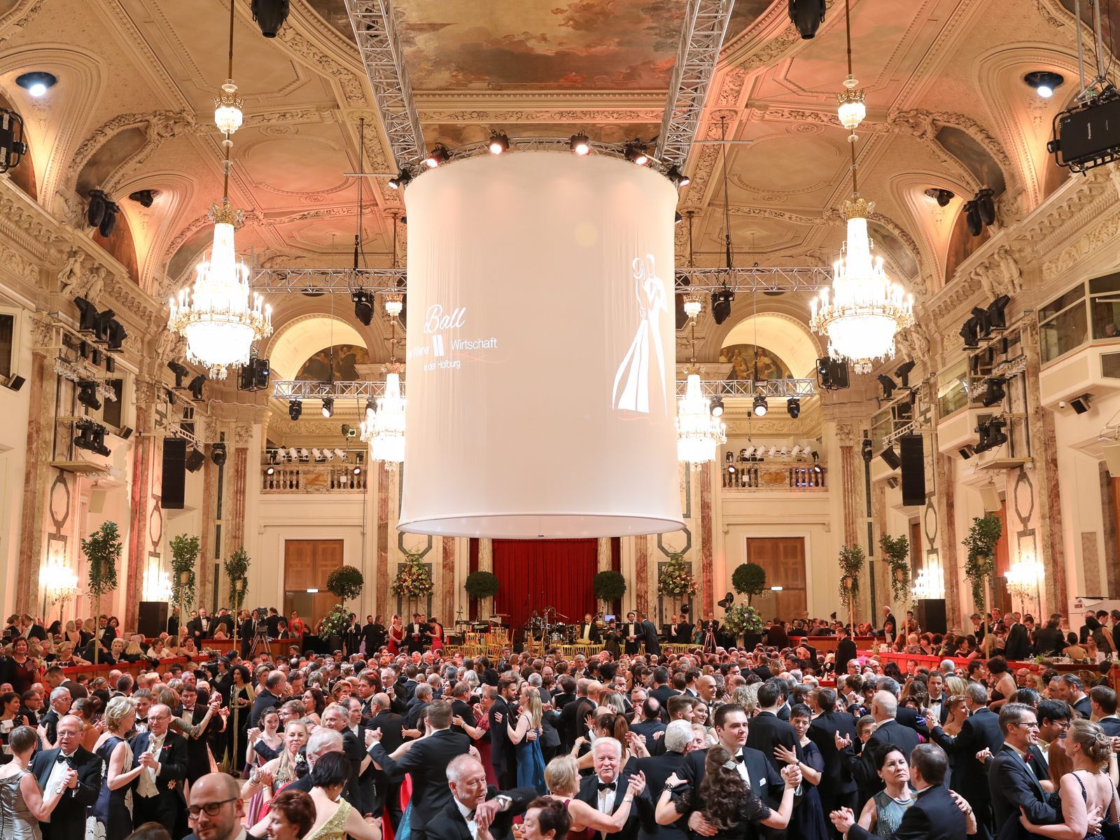 Mehr als 3.000 Gäste feierten in der Wiener Hofburg. Mehr als 3.000 Gäste feierten in der Wiener Hofburg.