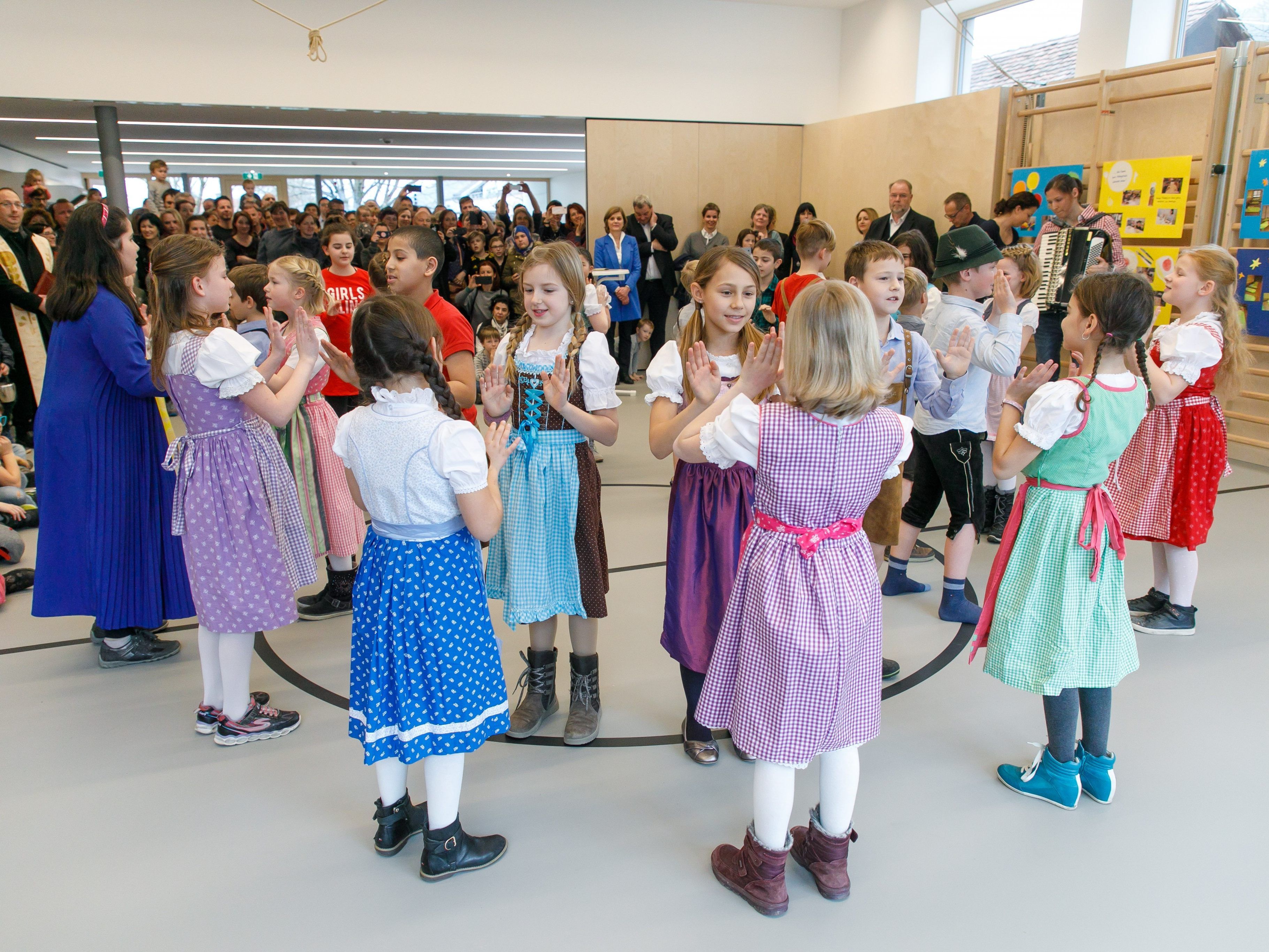 Am Freitag wurde der erweiterte Kindergarten eröffnet. Am Freitag wurde der erweiterte Kindergarten eröffnet.