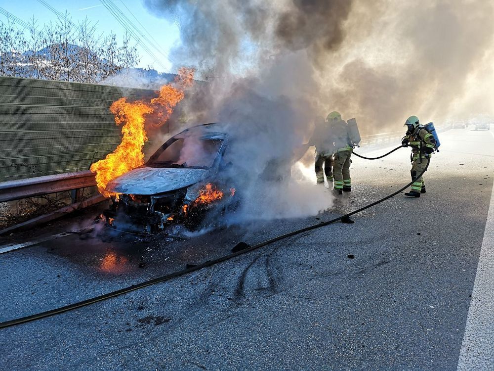 Die Feuerwehr Rankweil löschte einen Pkw-Brand auf der A14 unter Atemschutz.