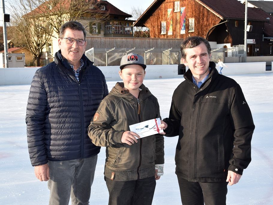 Gemeindevorstand Helmut Jenny, Jason Koch und Bürgermeister Martin Summer